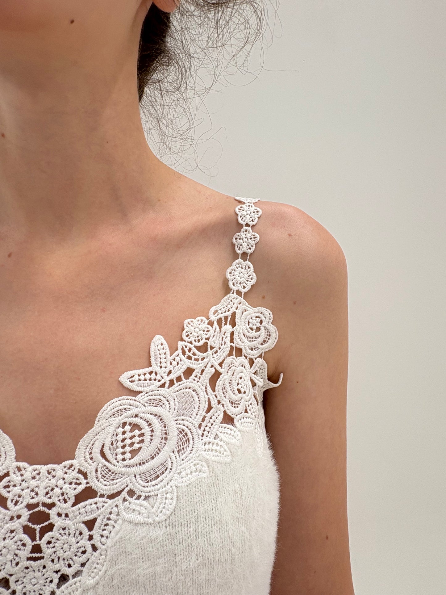 Top din mix de Angora cu inserții din dantelă macrame