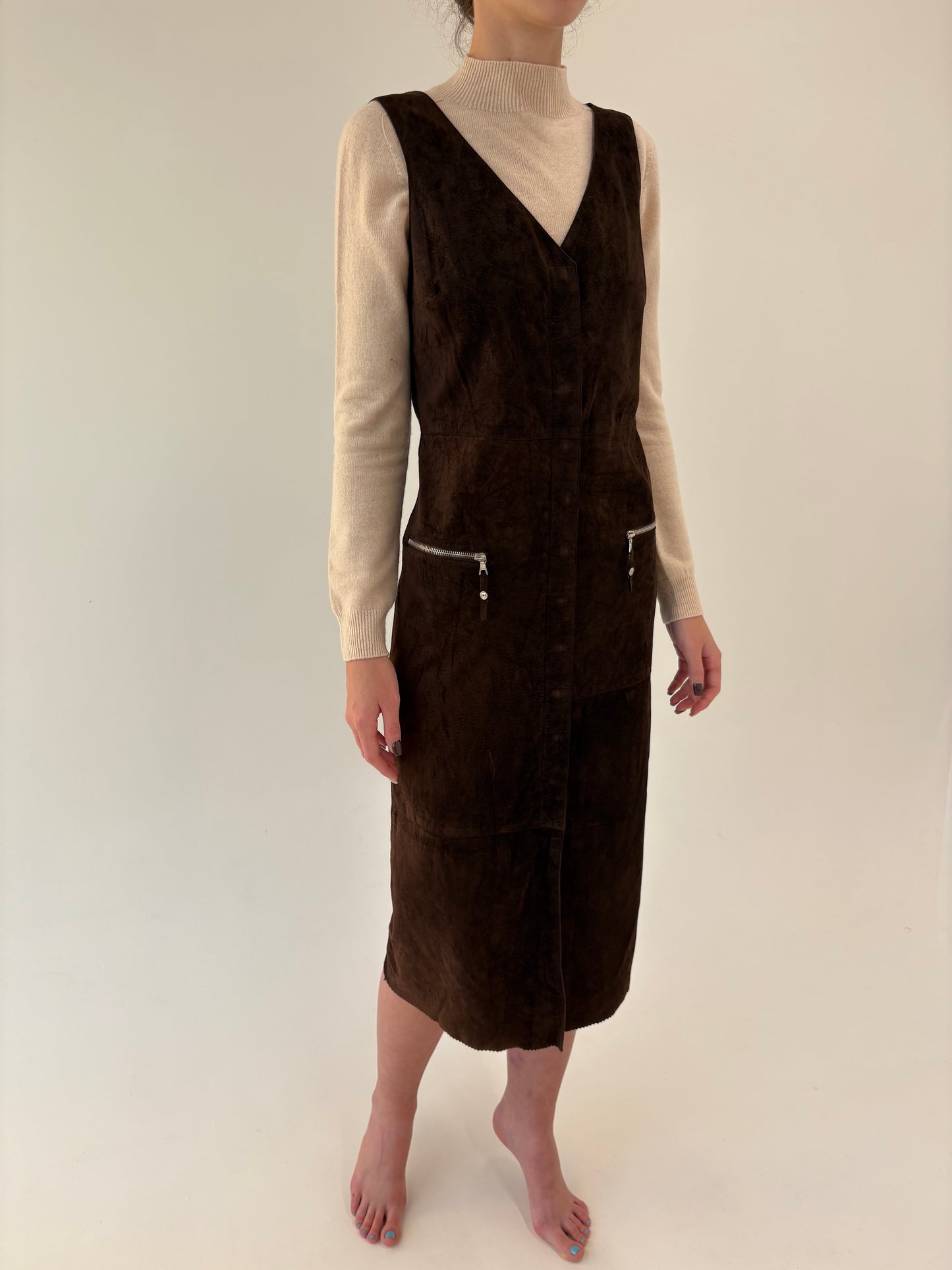 Rochie chocolate brown din piele naturală moale întoarsă ușor cambrata
