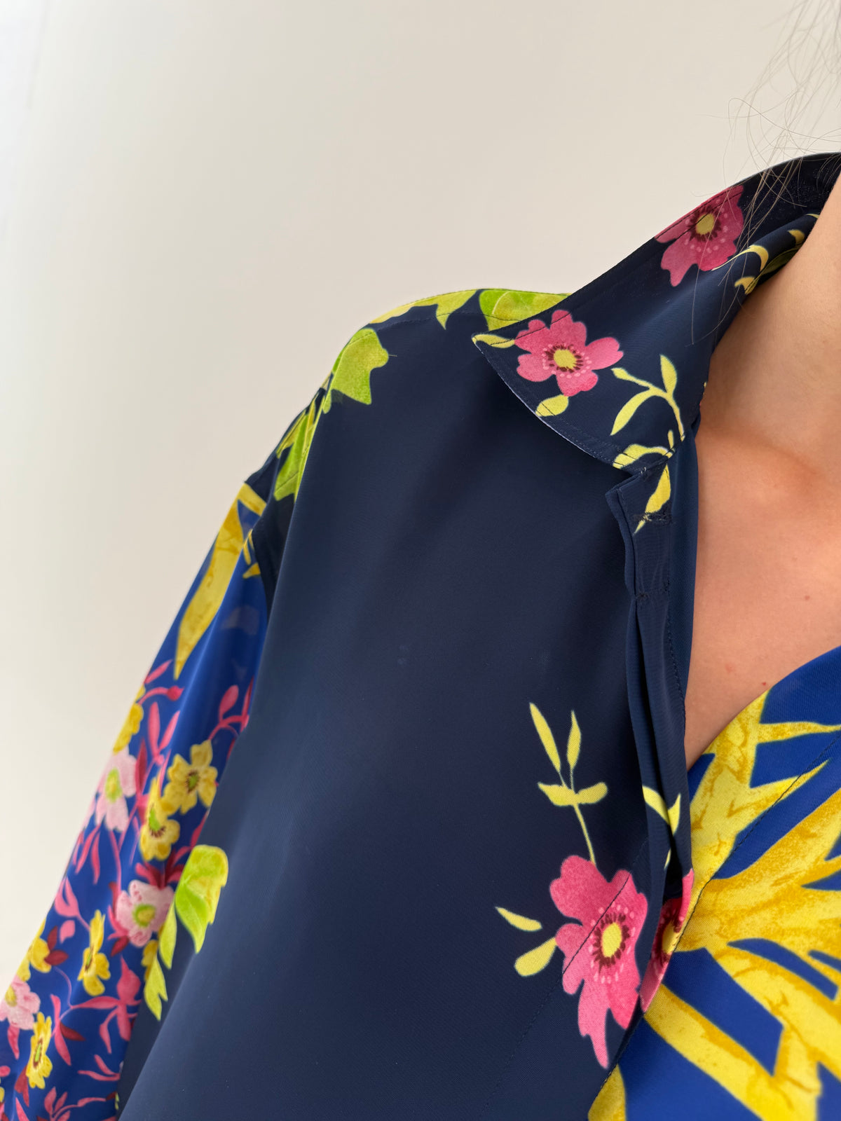 Cămașa vintage Versace petite în cori lung cu print floral superb