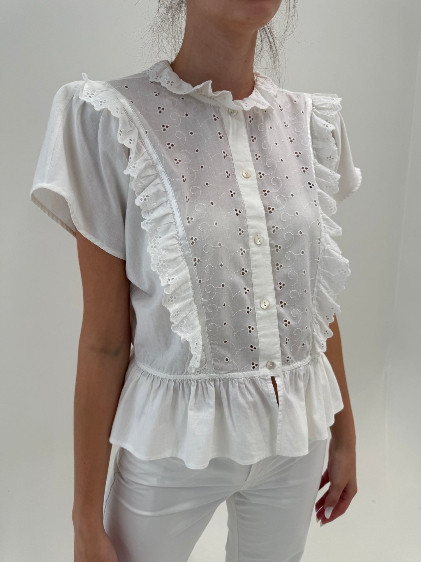 Cămașa vintage din panzica fină de bumbac cu volane și broderie anglaise
