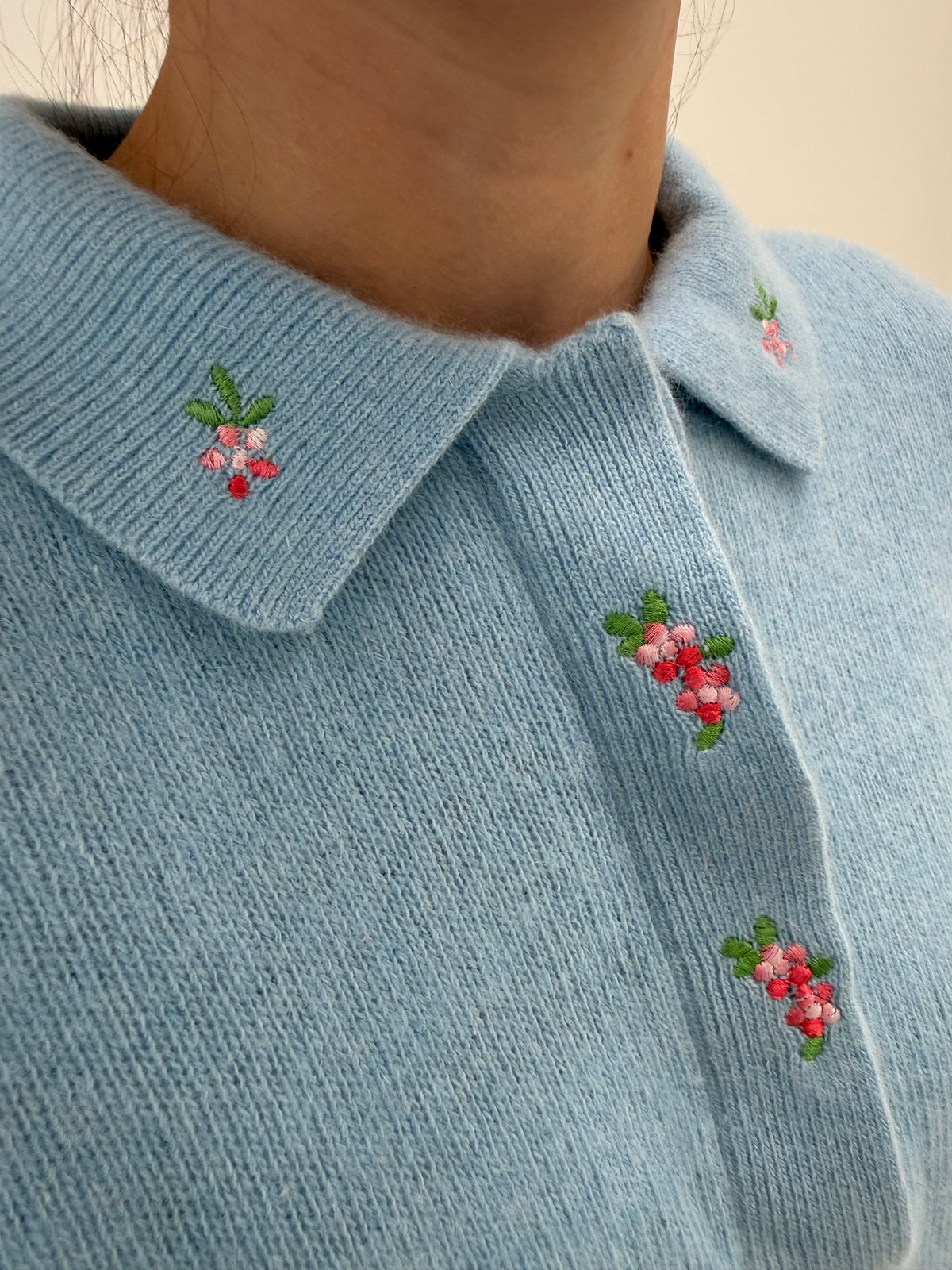 Pulover polo baby blue cu broderie din lana extrafina și Angora