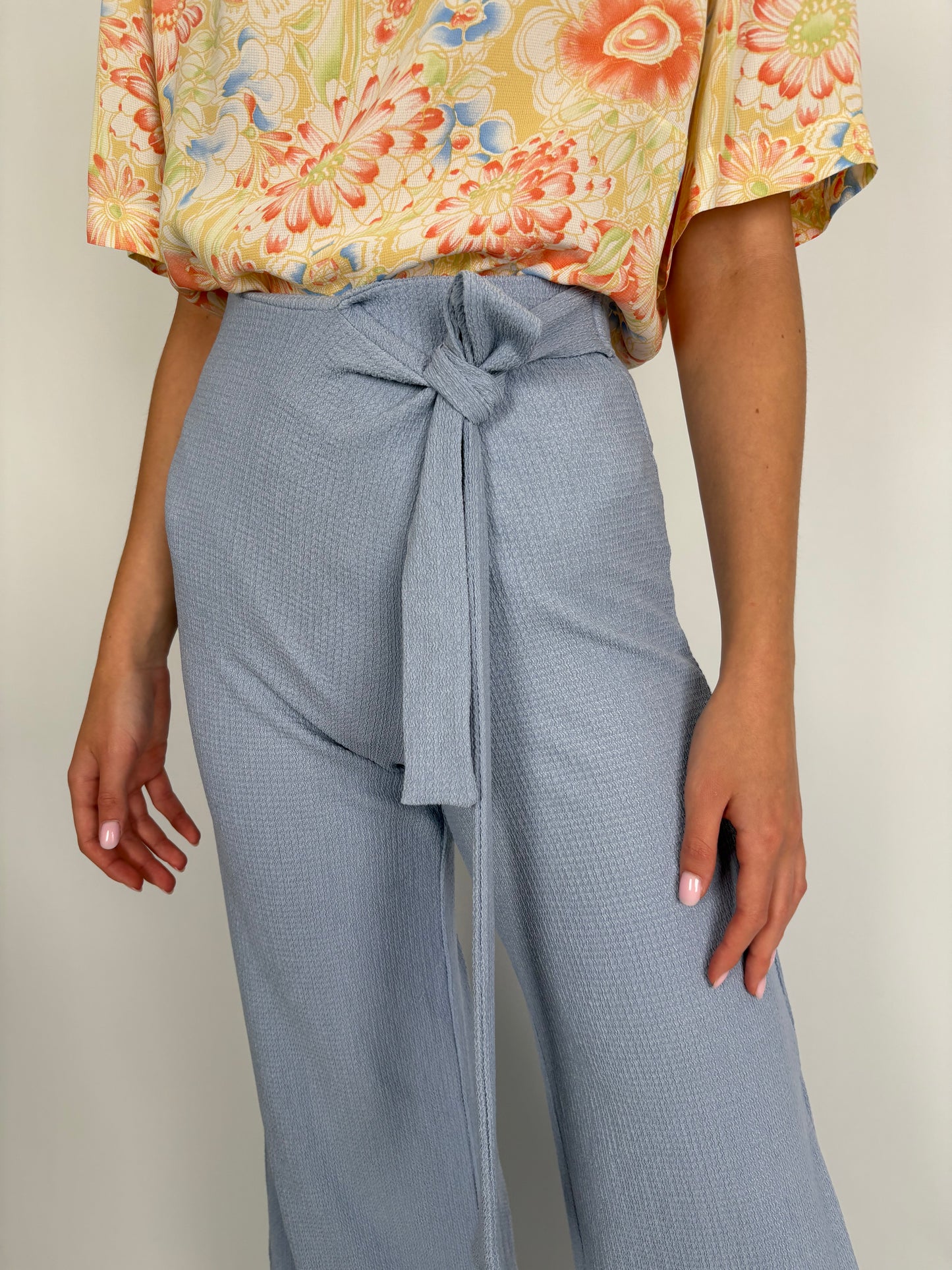 Pantaloni tall în croi chic baby blue