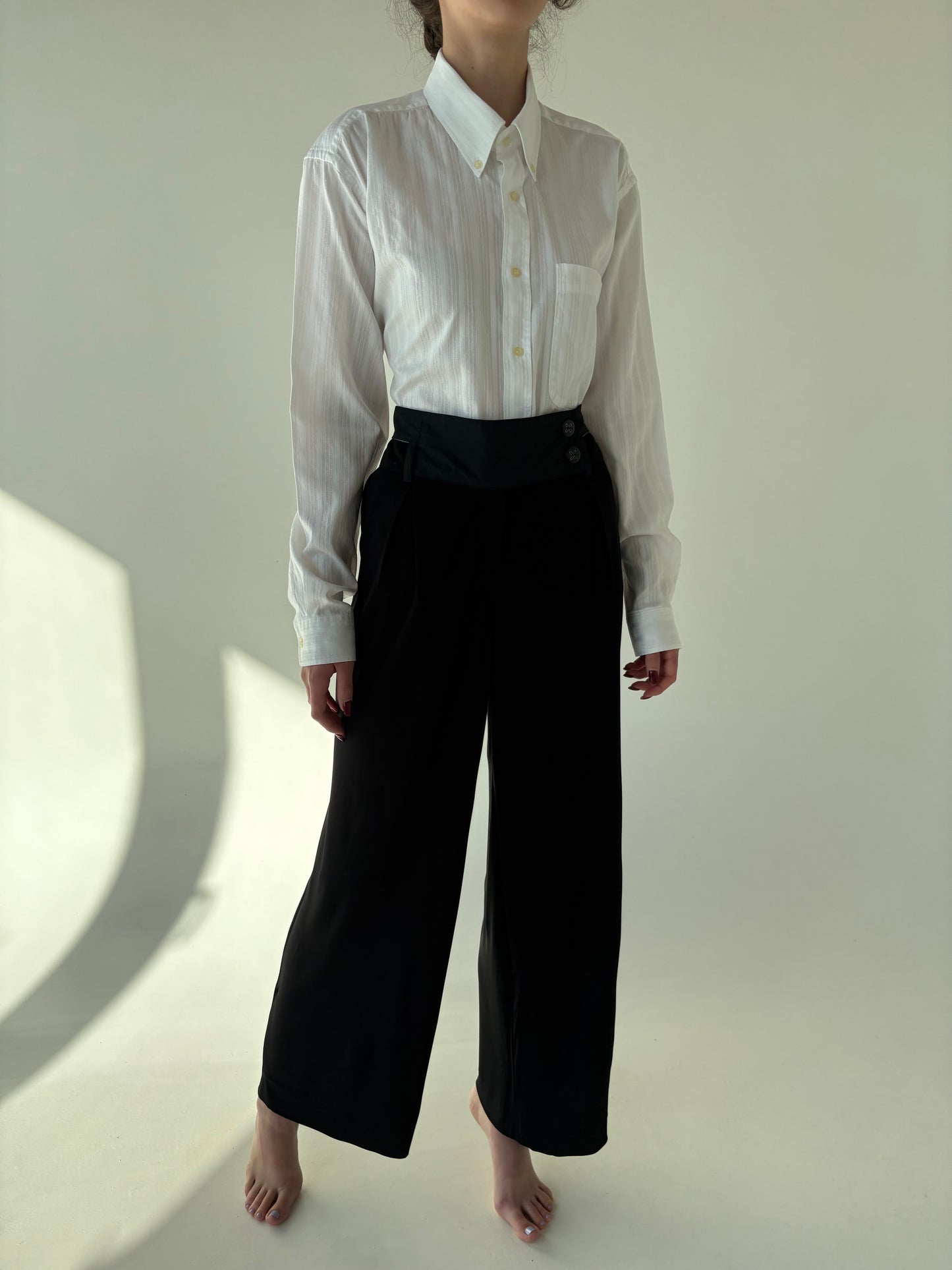 Pantaloni negri palazzo de seară cu brâu satinat și talie ultra înaltă