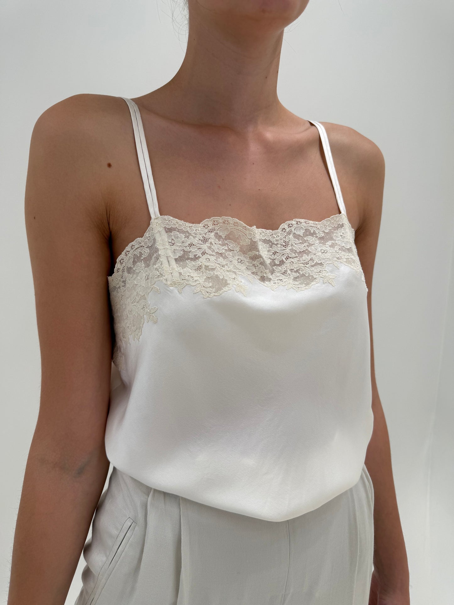 Top minimalist din mătase naturală cu inserții superbe de dantelă chantily