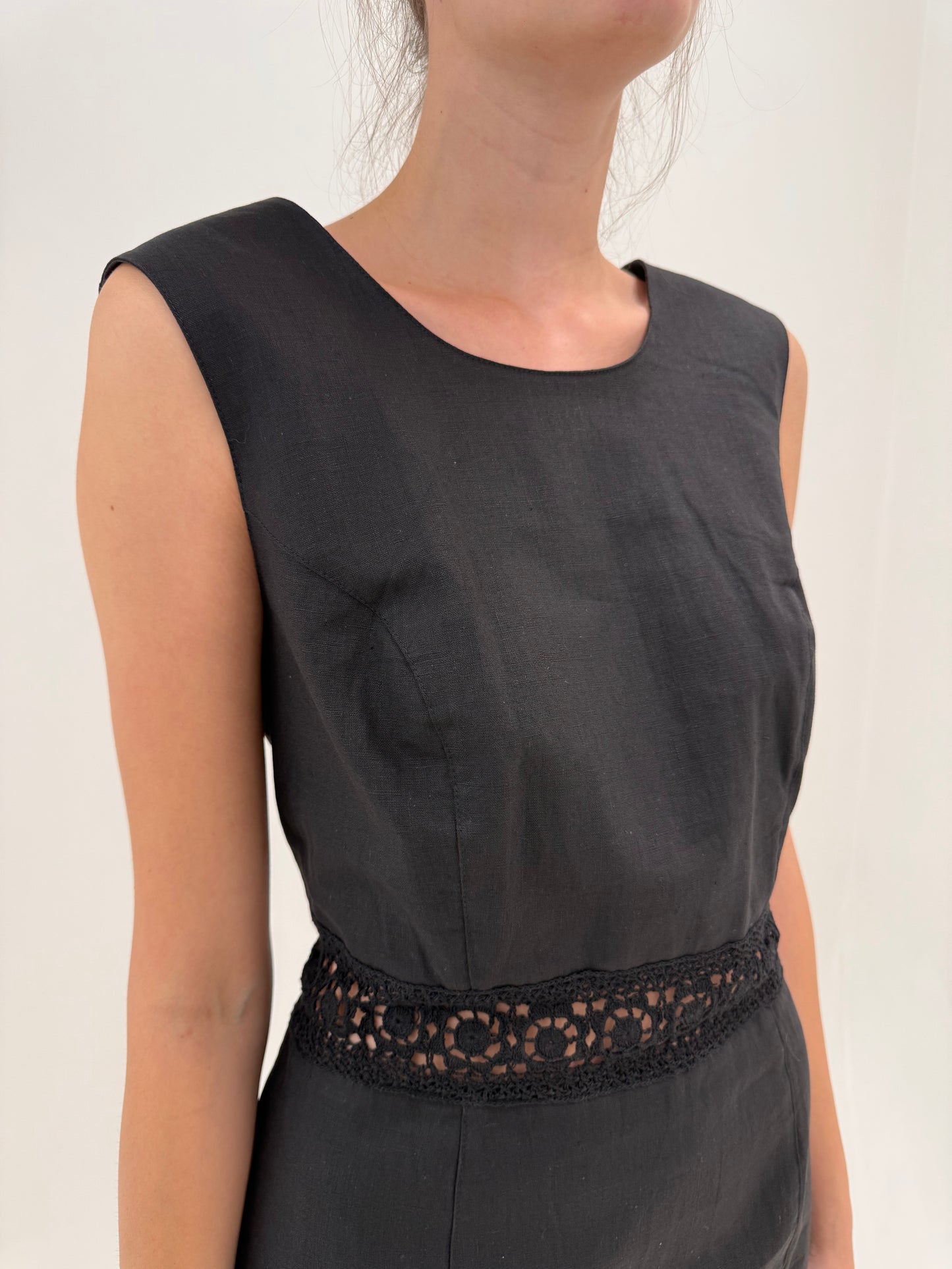 LBD ultra chic din pânză de in și bumbac cu talie ultra înaltă marcată de dantelă macrame