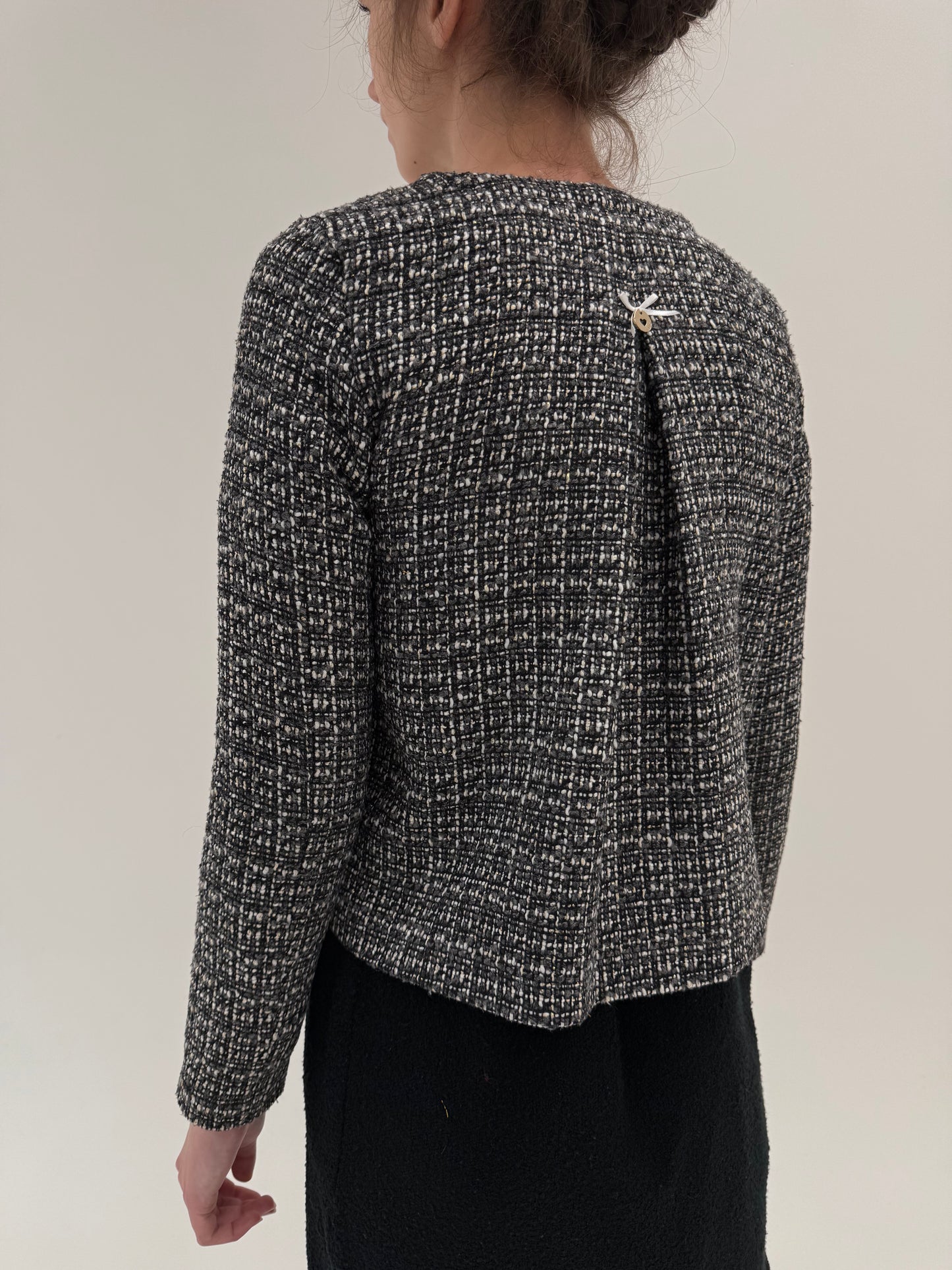 Jacheta în stil Chanel din tweed de lana cu broșă camelie inclusă