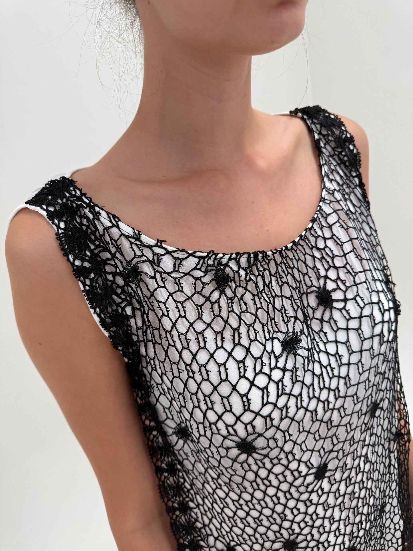 Top chic cu macrame negru lucrat manual pe bază Alba vaporoasă