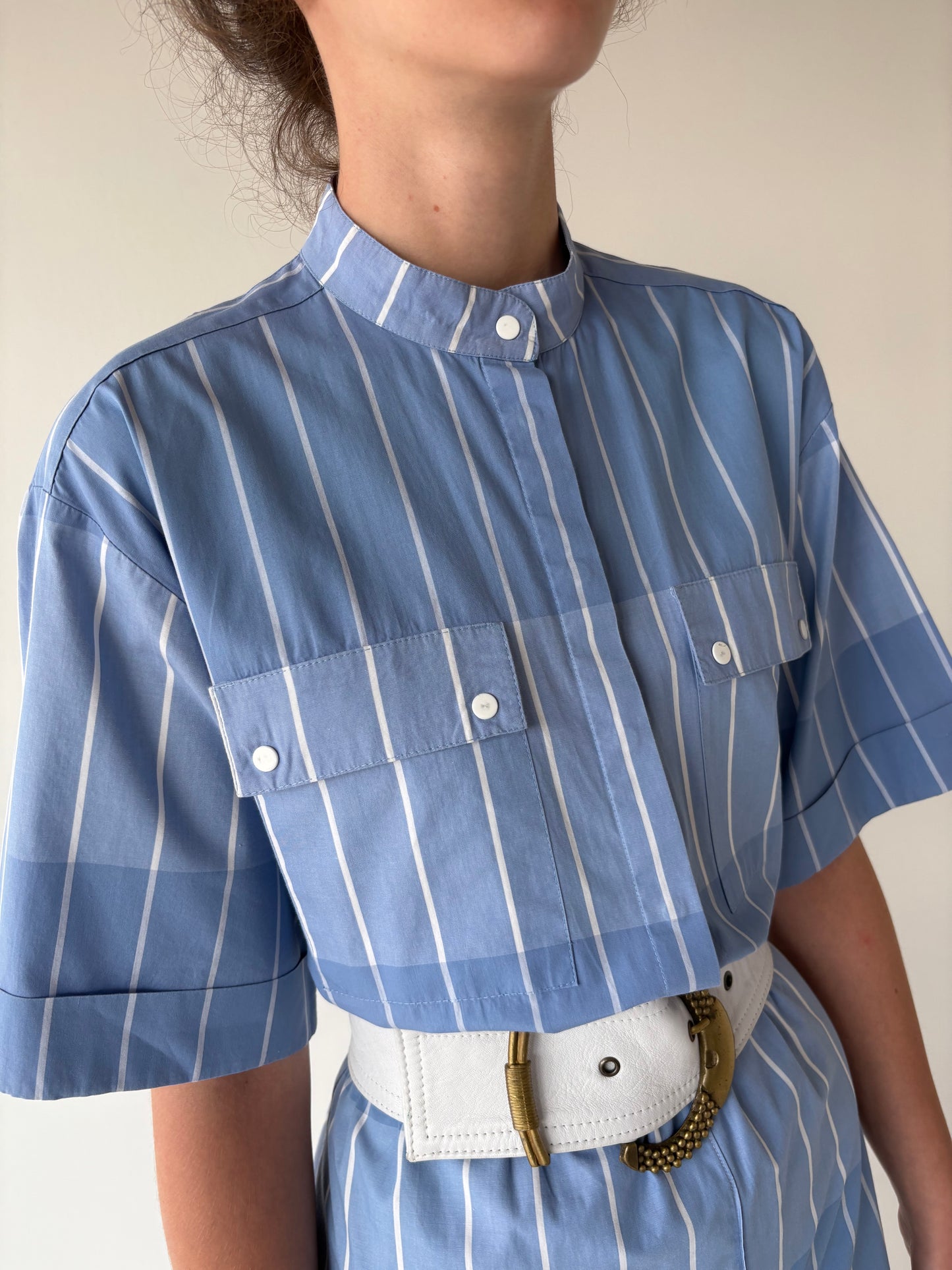 Rochie din poplin de bumbac în croi retro minimalist cu talie marcată