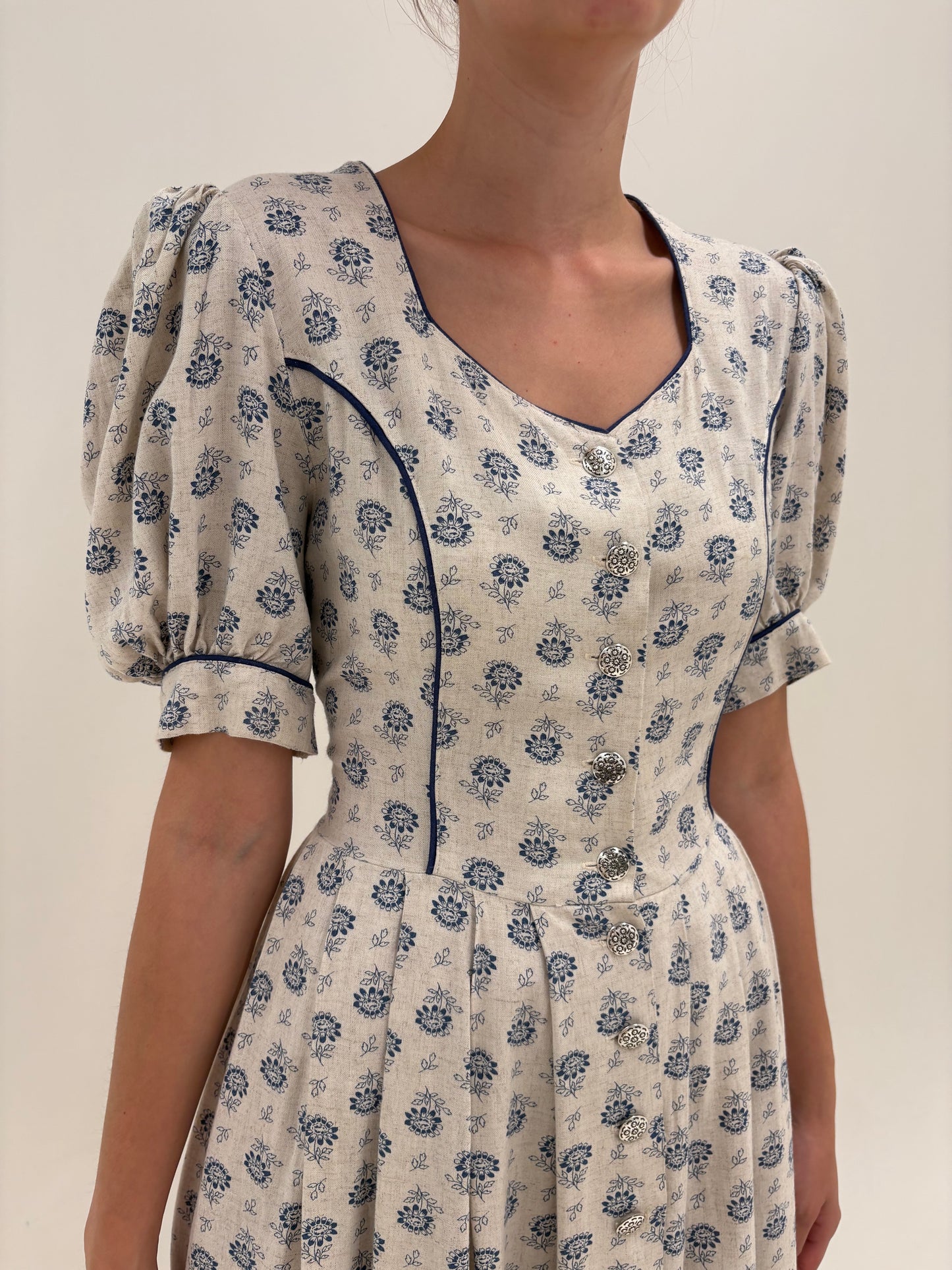 Rochie vintage cu corsaj și umeri bufanți din pânză de in și bumbac  sand nude