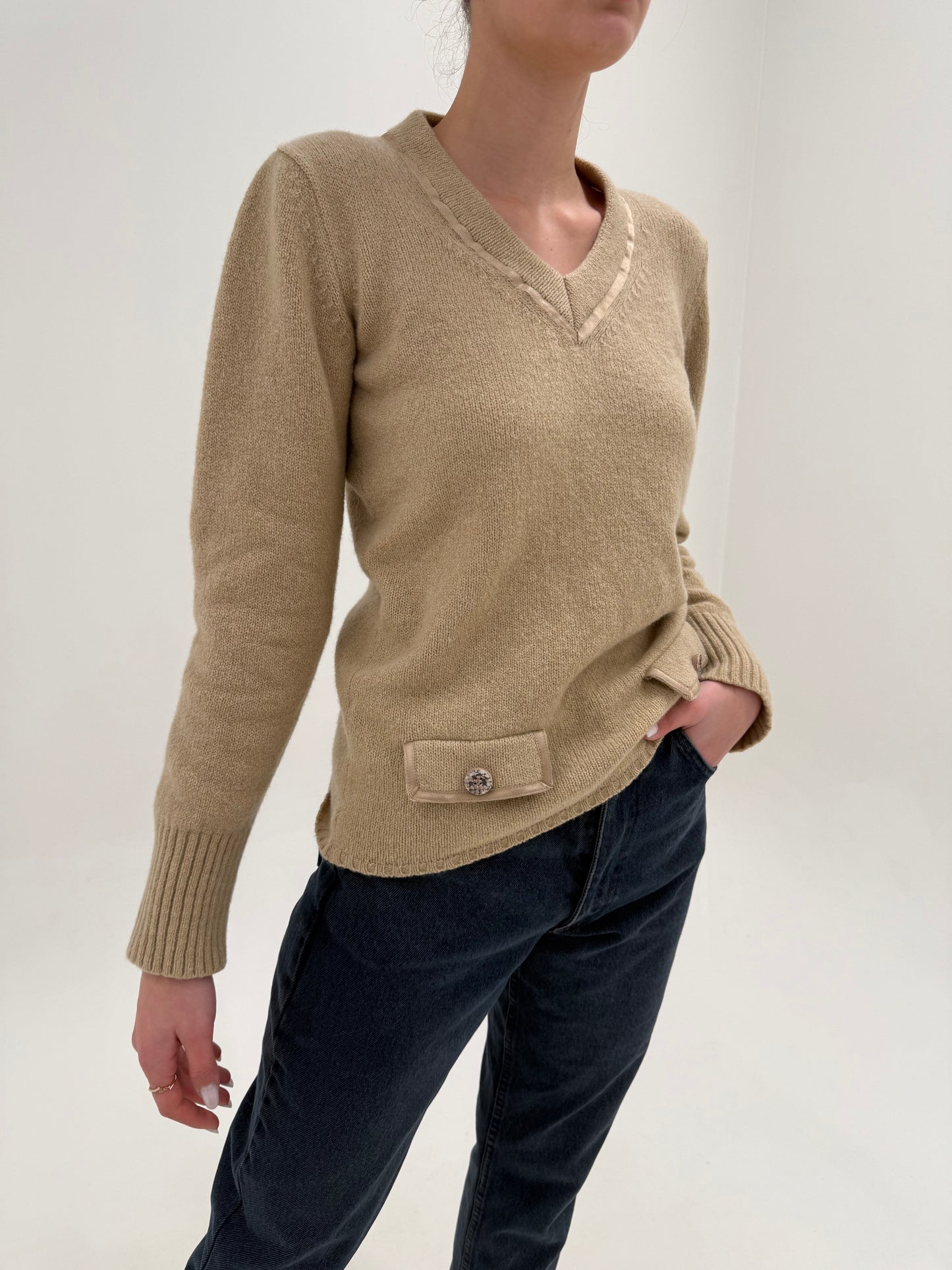 Pulover camel luxury Trussardi în anchior și croi chic din mix de lana extrafina