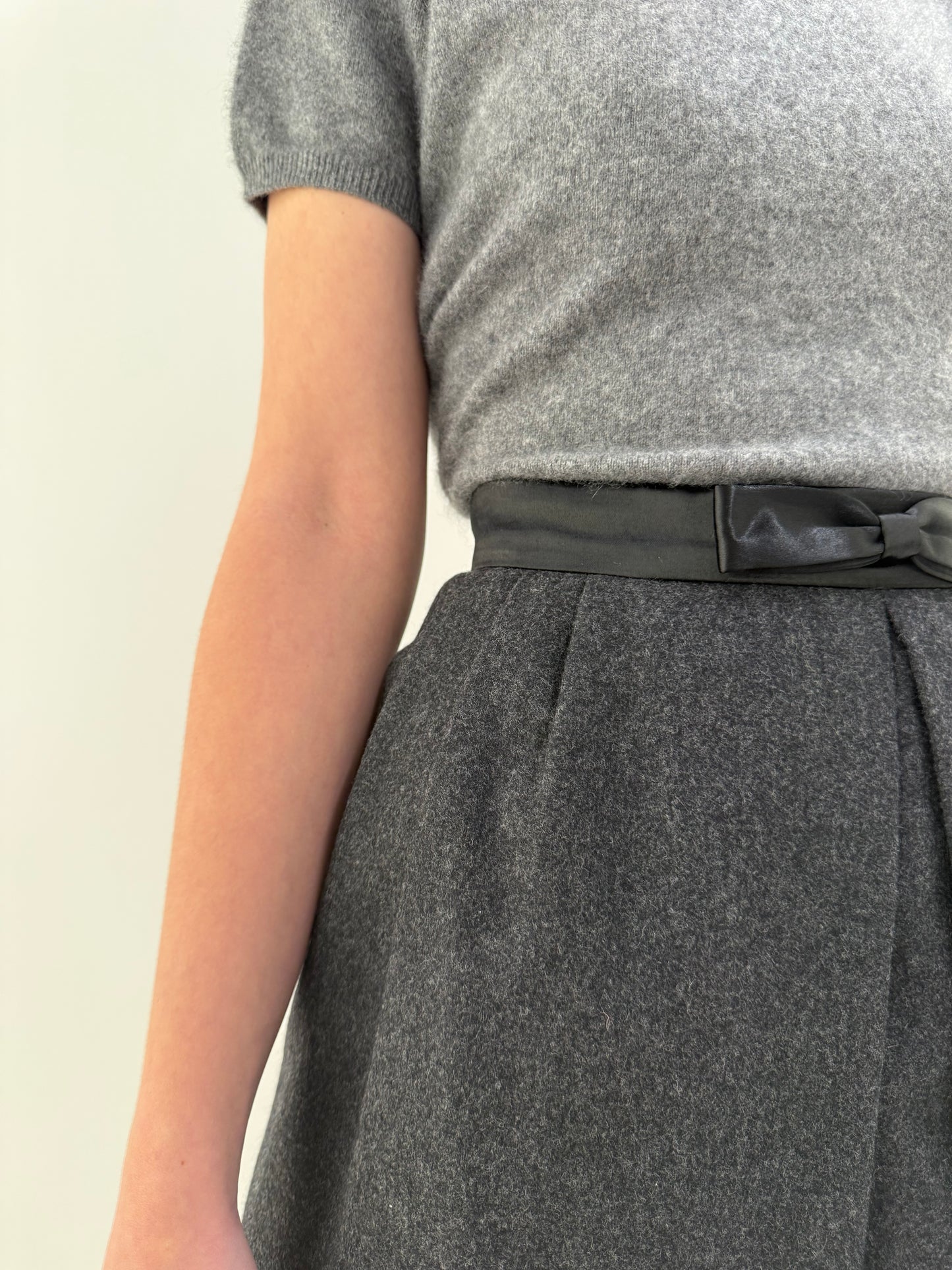 Fustă vintage din lana plină cu inserții și fundiță satinate