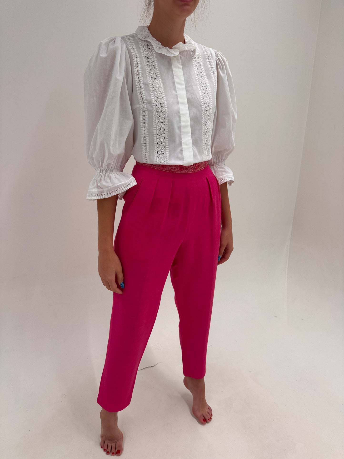 Pantaloni din pânză fină cu talie ultra marcată extrem de înaltă fucsia și solduri generoase