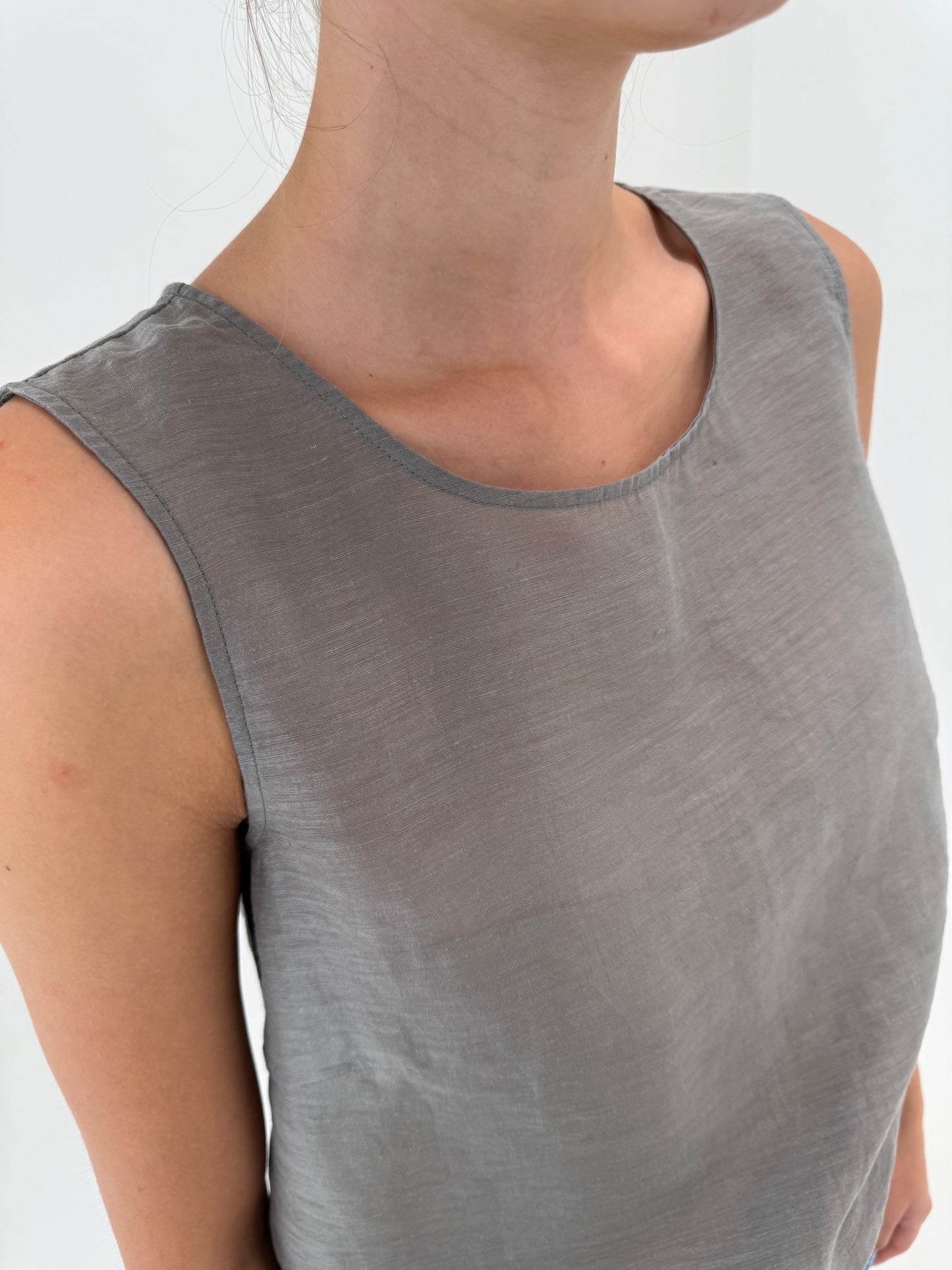 Costum din in ușor perlat ash gray în croi minimalist