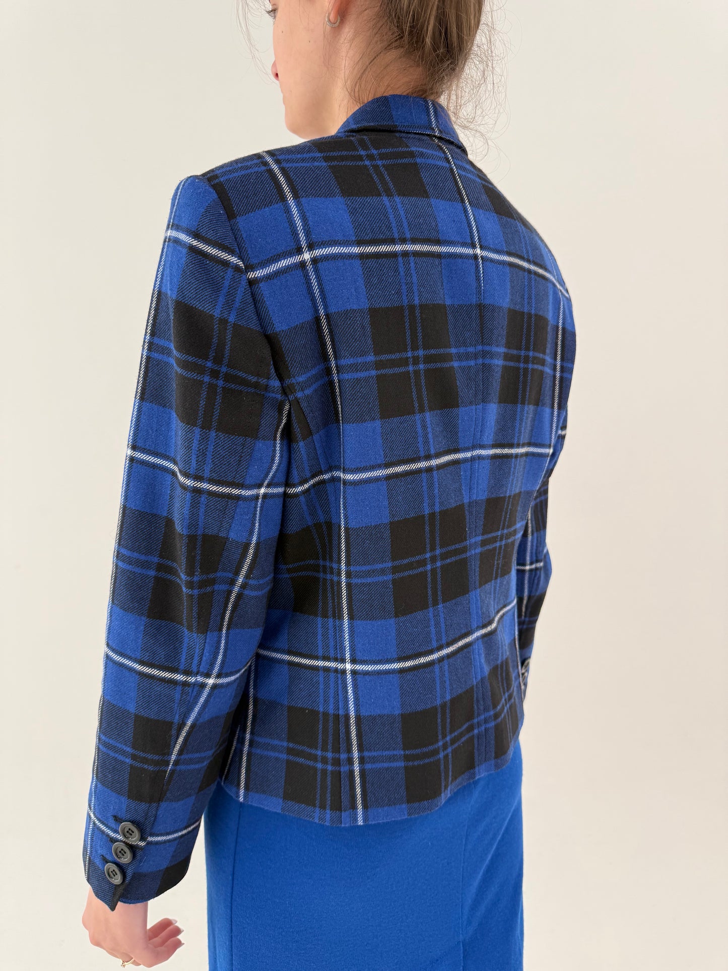 Sacou cambrat în carouri albastru regal din lana extrafina