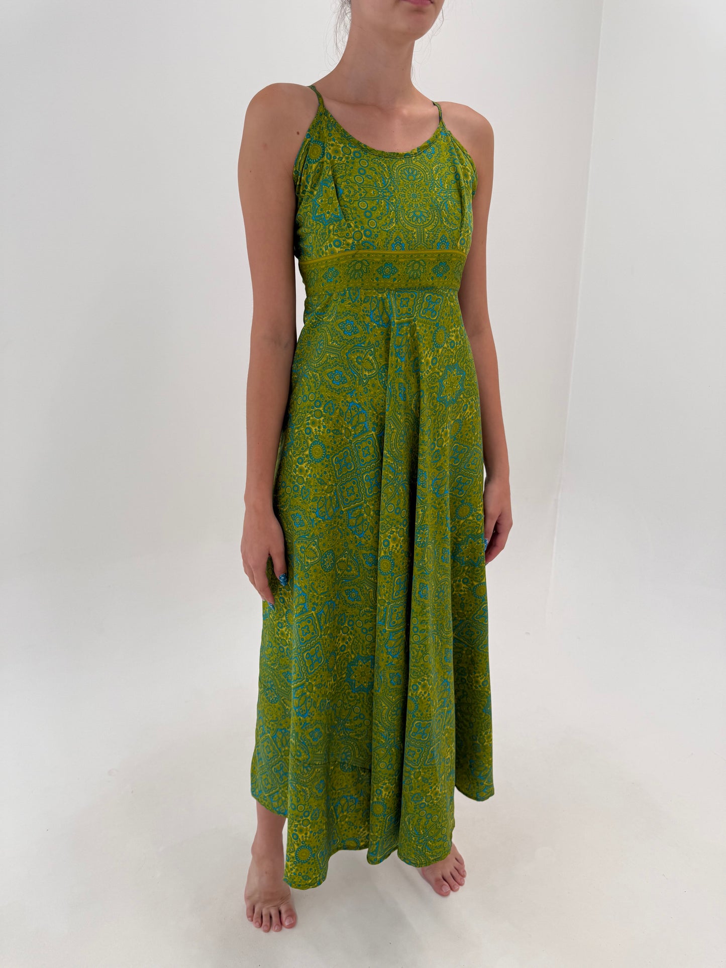 Rochie maxi 70% mătase naturală în nuanțe de verde cu print paisley și spate ușor reglabil
