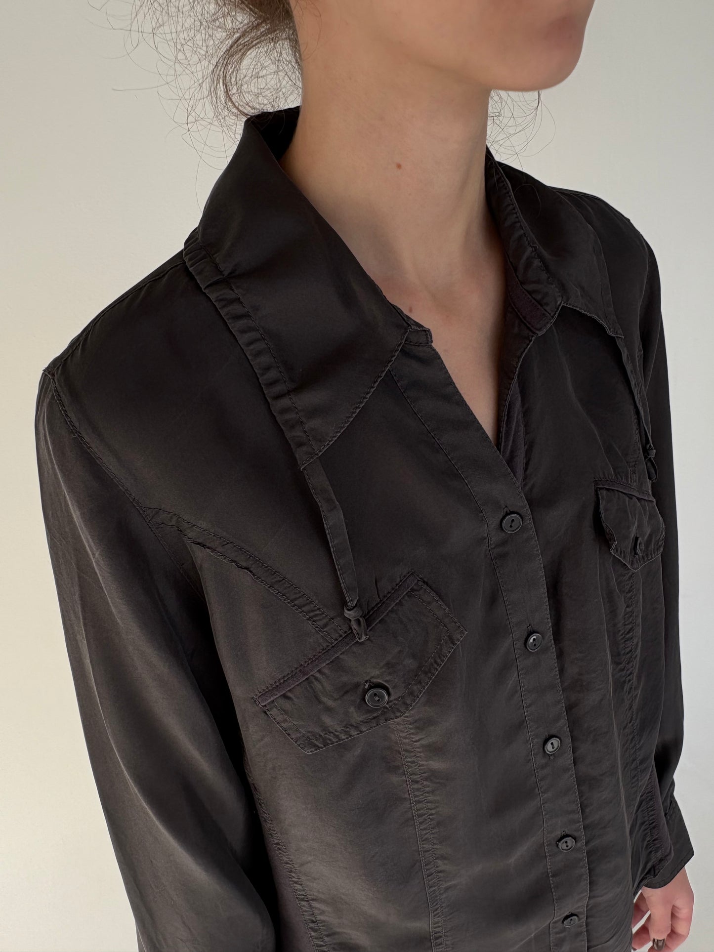 Cămașa din mătase naturală cu ușoare influențe casual