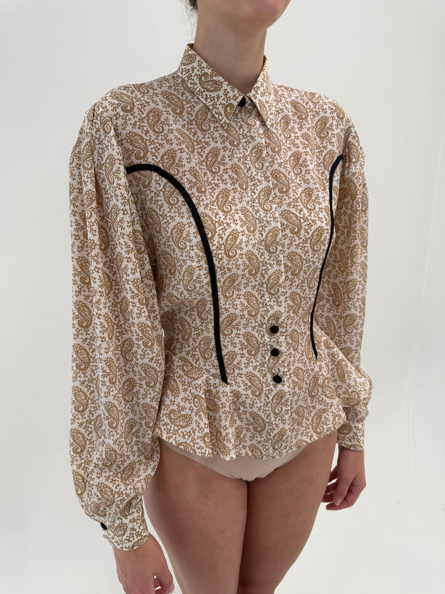 Cămașa cambrata din mătase naturals cu peplum si print paisley camel