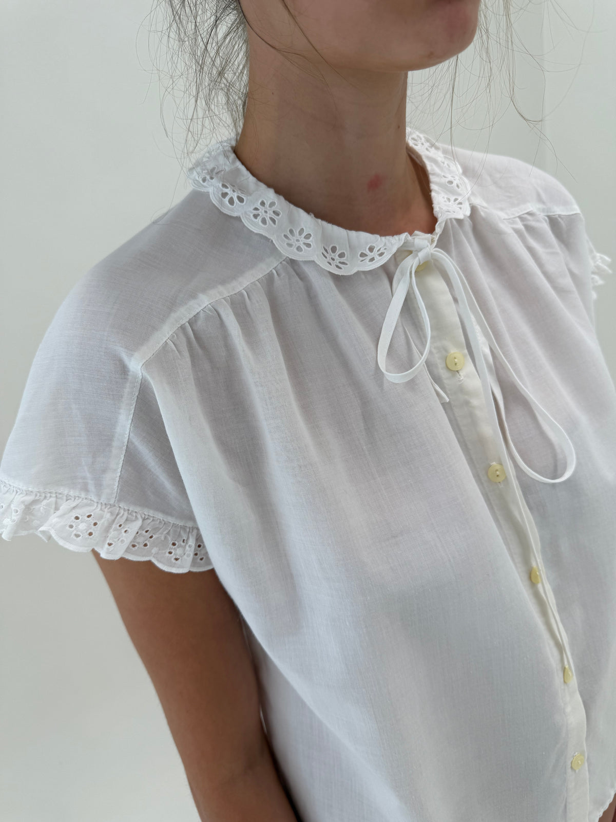 Camasa din panzica fină de bumbac în croi lejer cu broderie anglaise