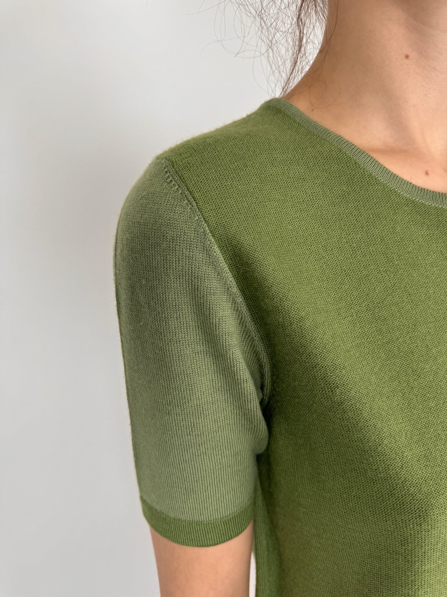 Top olive green din lana extrafina