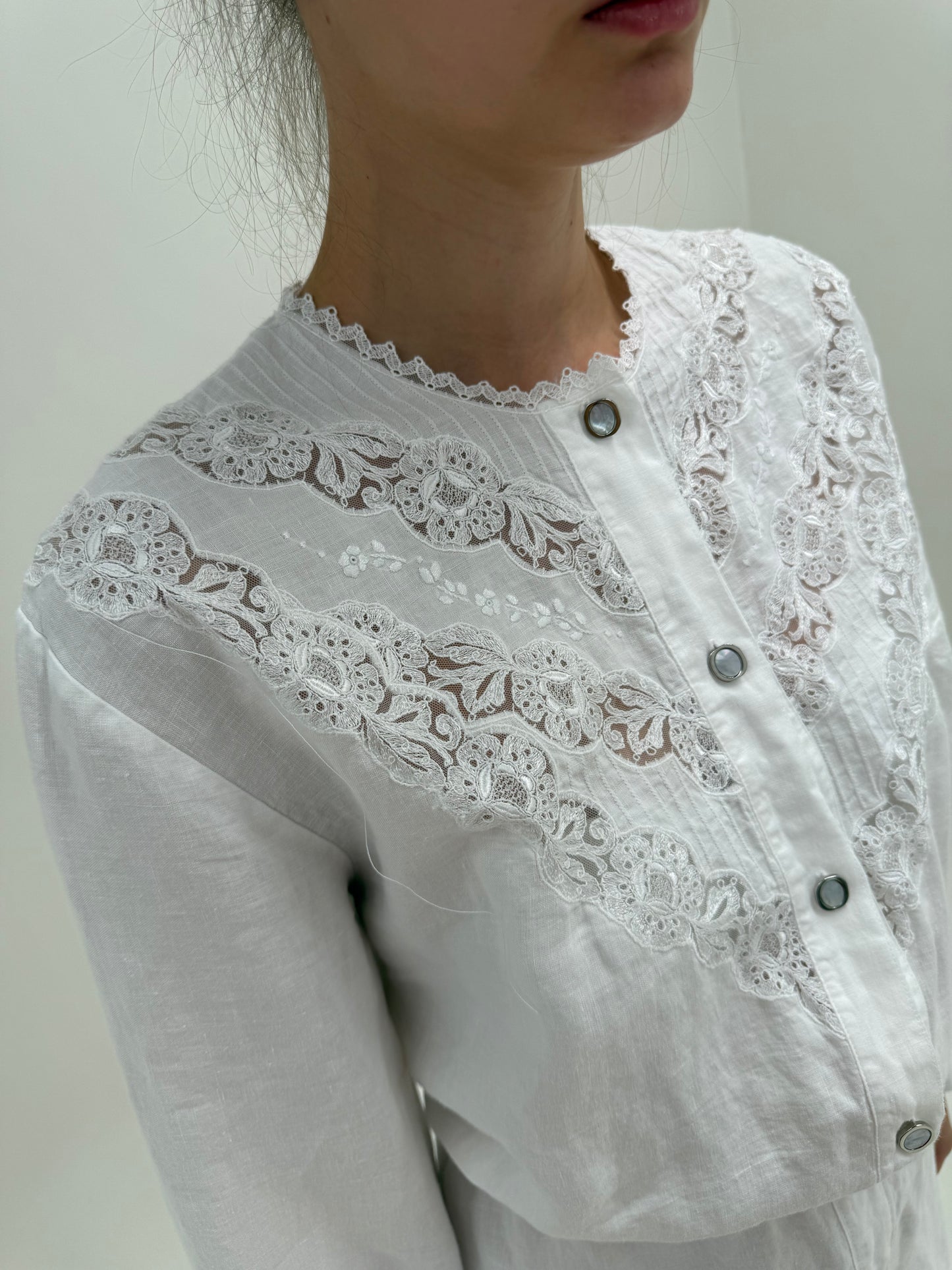 Rochie luxury italiană din cel mai moale in cu dantelă chantily și broderie manuală