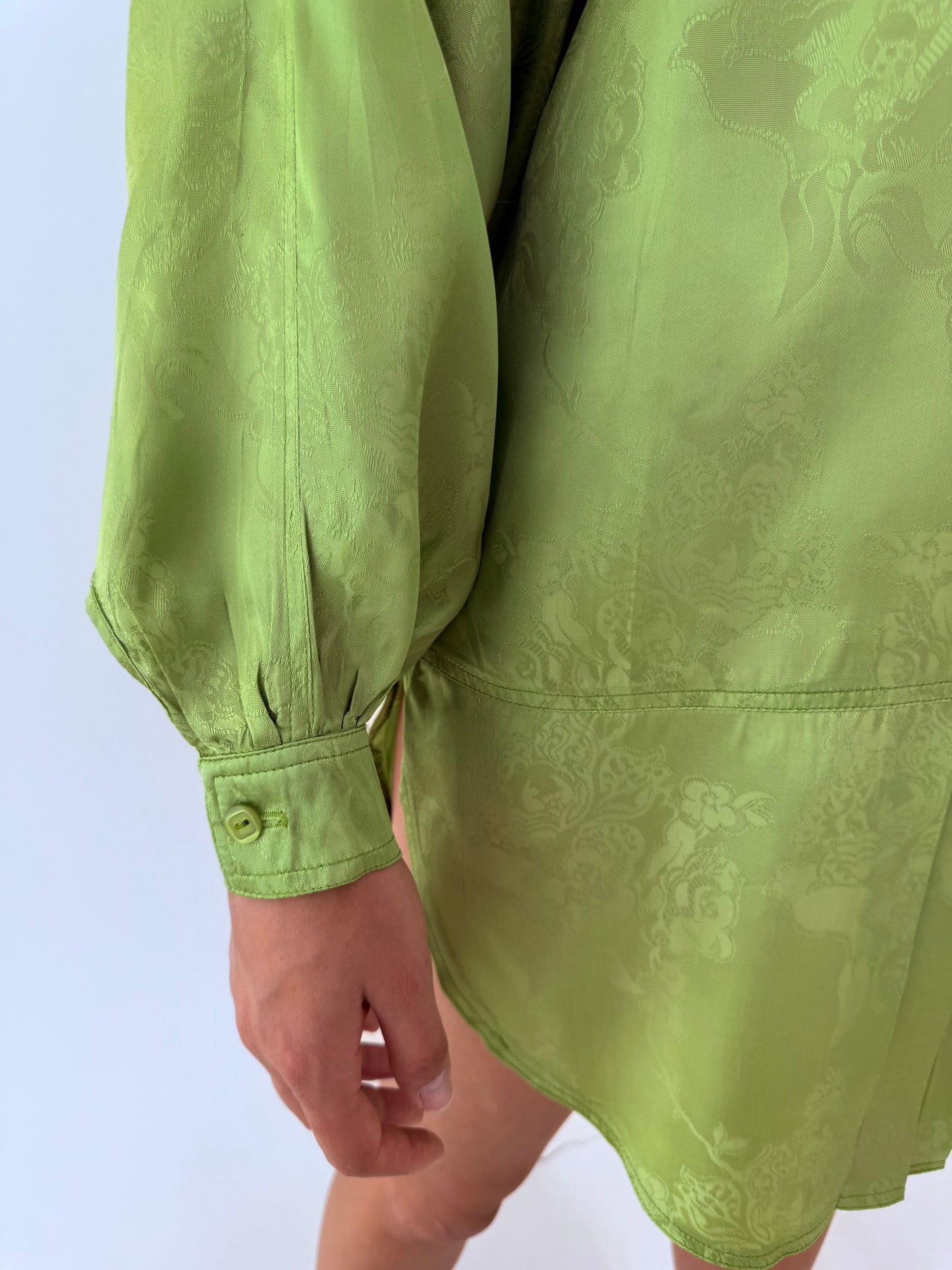 Cămașa verde crud in croi lung din jacquard cu pliseuri și mâneci ample