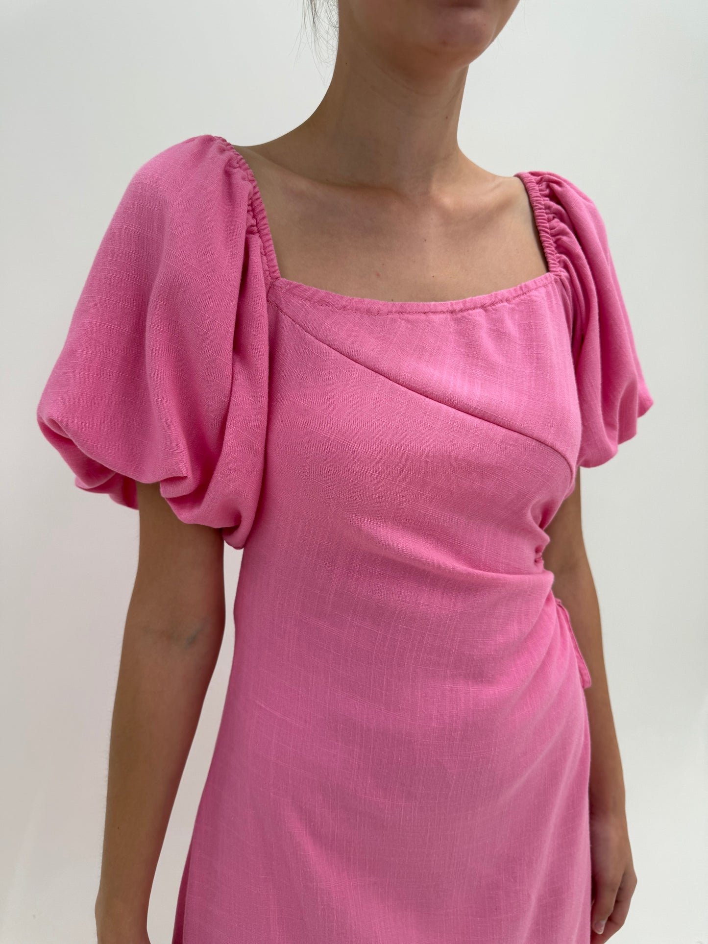 Rochie maxi Barbie Pink in croi reglabil cu decupaj în talie și mâneci bufante