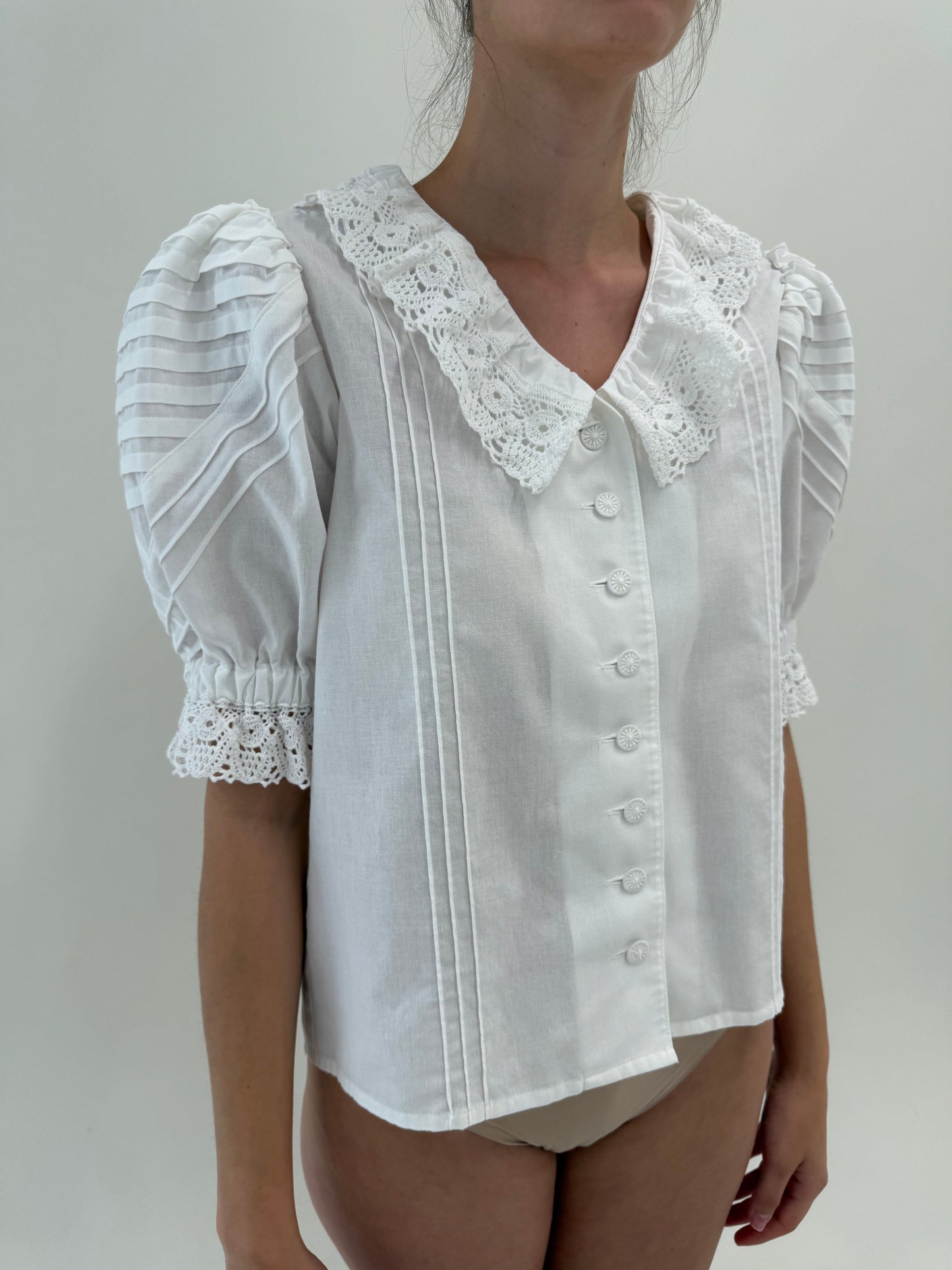 Cămașa vintage din pânză cu macrame lucrat manual și umeri bufanți