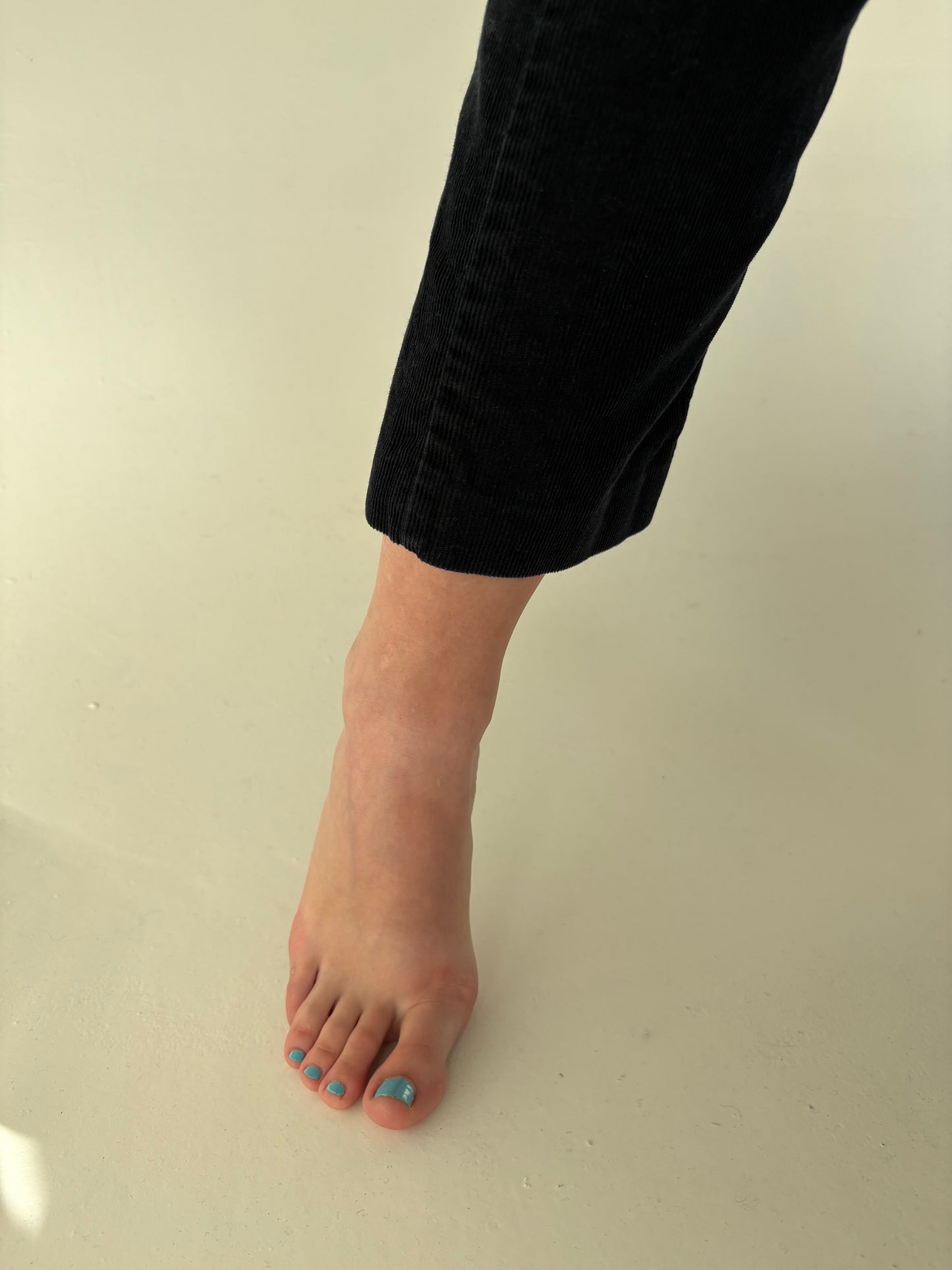 Pantaloni Levi’s negri model 551 din corduroy