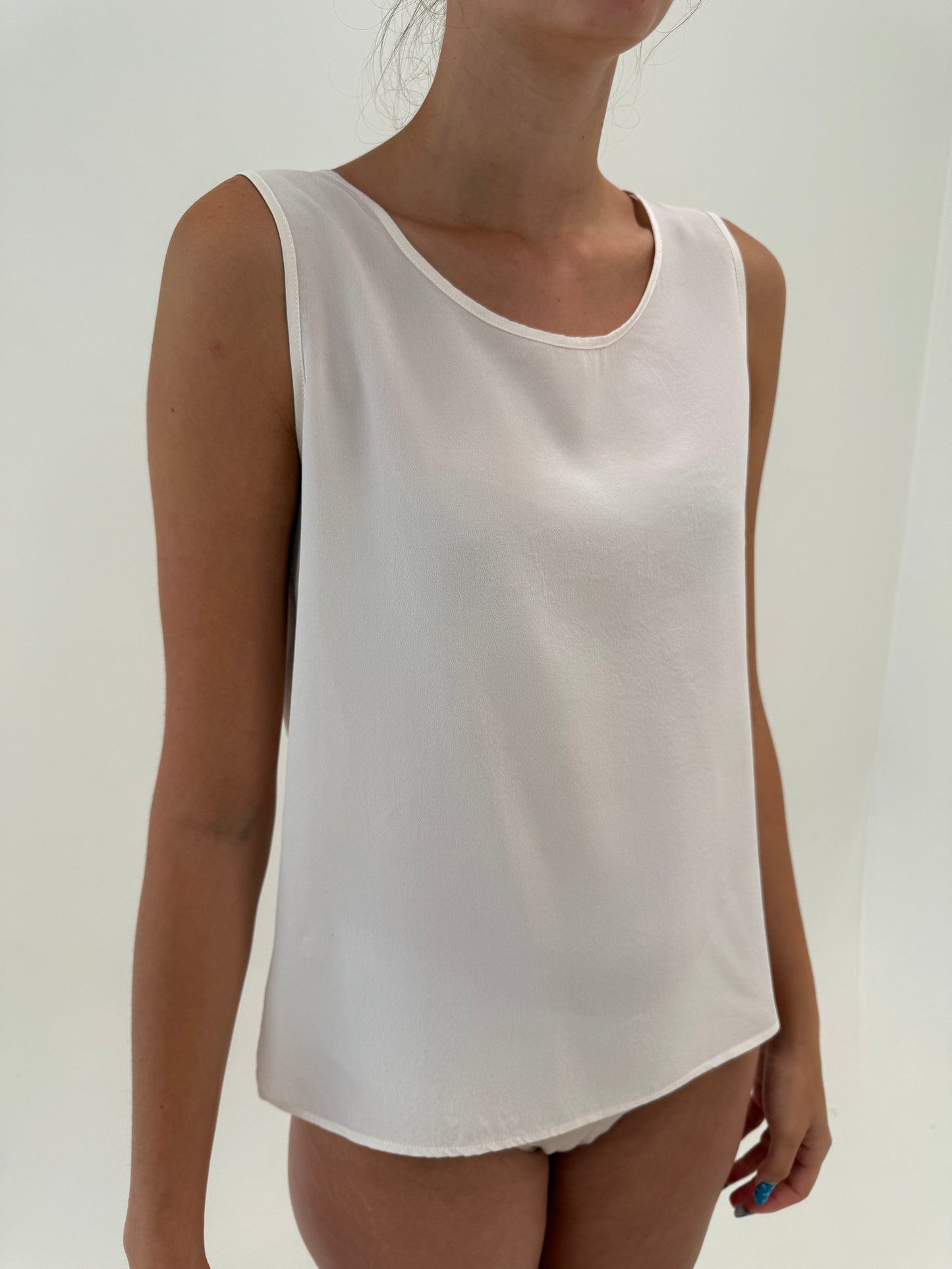 Top butter white din mătase naturală de brand luxury italian în croi minimalist