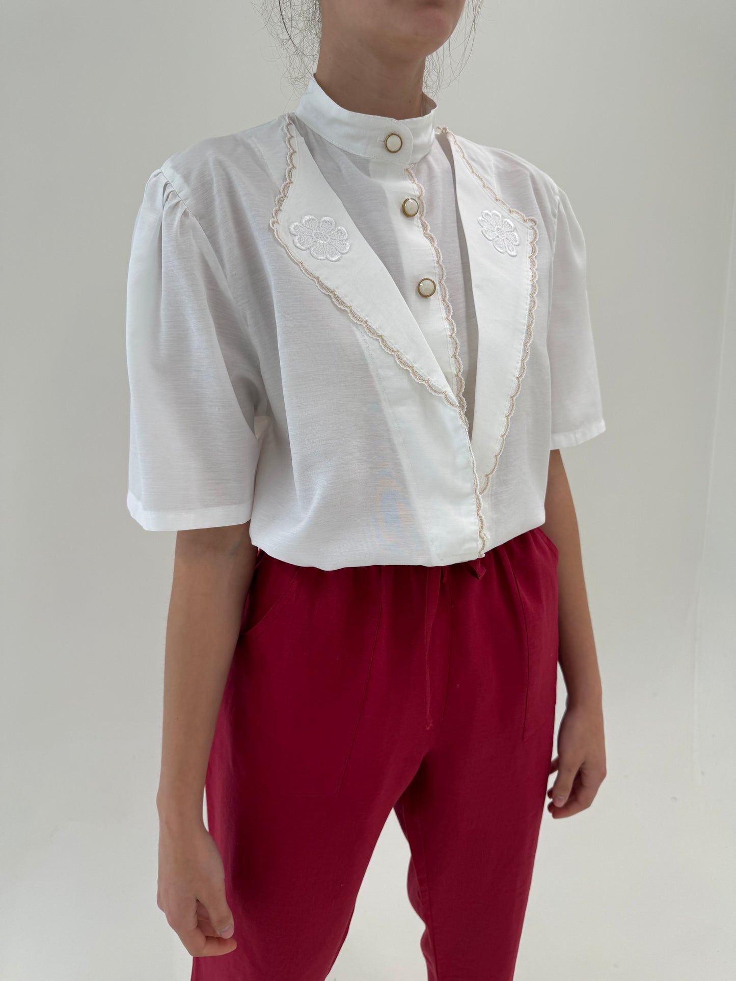 Cămașa vintage cu nasturi bijterie și inserție fină aurie cu umeri bufanți