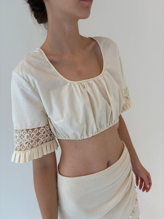 Top cropped din panzica butter nude cu inserții de dantelă macrame