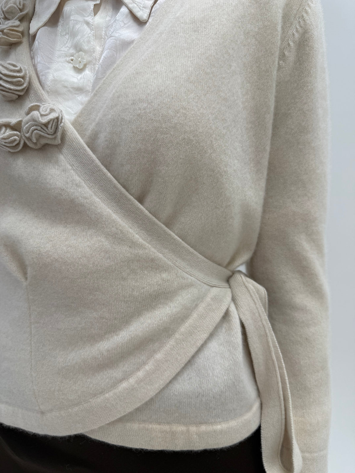 Cardigan din cașmir high end off white petrecut cu aplicații 3 D