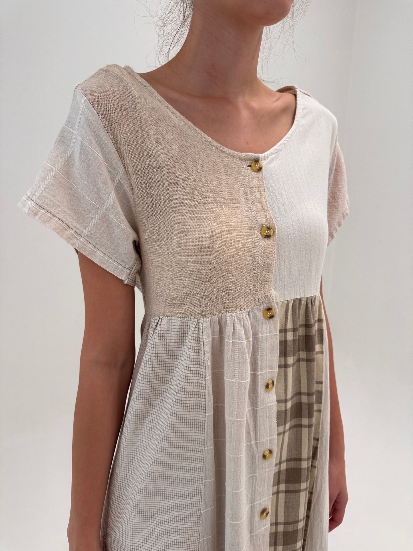Rochie maxi din pânză de in și bumbac în culori neutre si croi elaborat patchwork