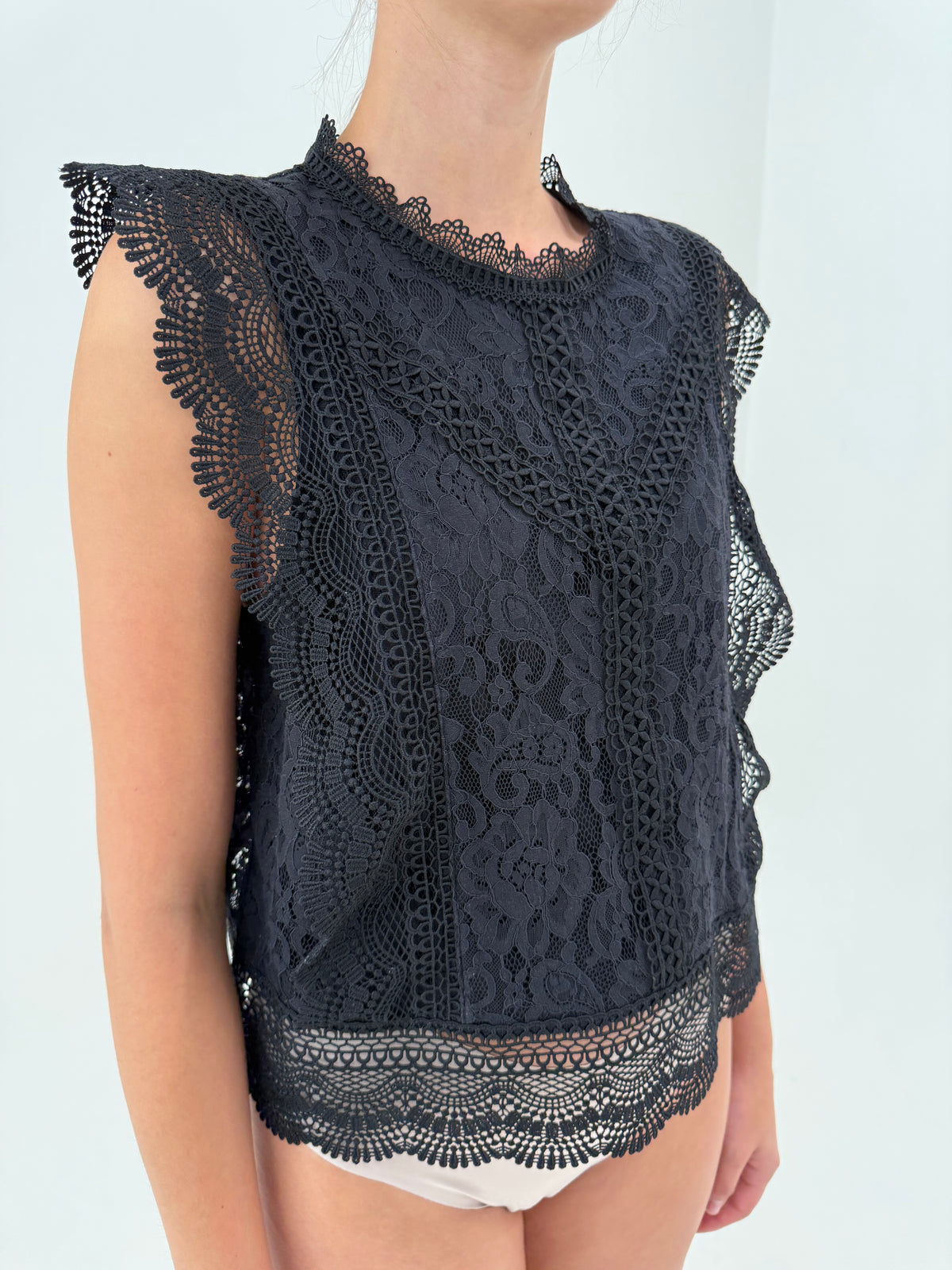 Top negru din dantelă macrame și chantily cu umeri ușor accentuați