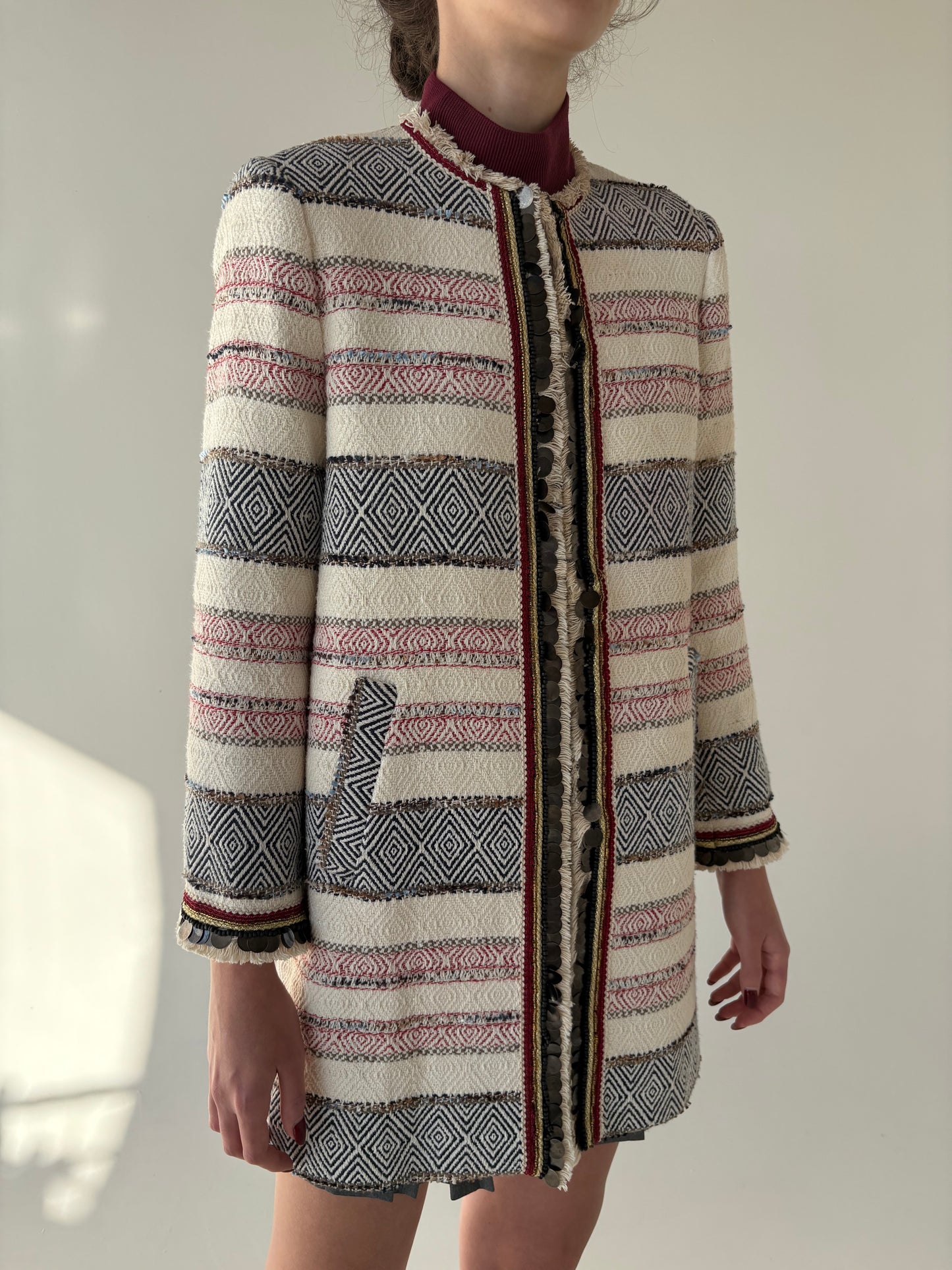 Pardesiu in stil Chanel din brocart în combinație clasică de culori