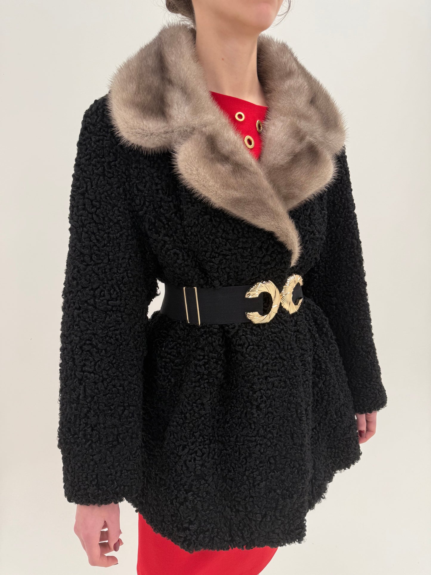 Blană naturală de miel Karakul cu guler din blană naturală de nurcă