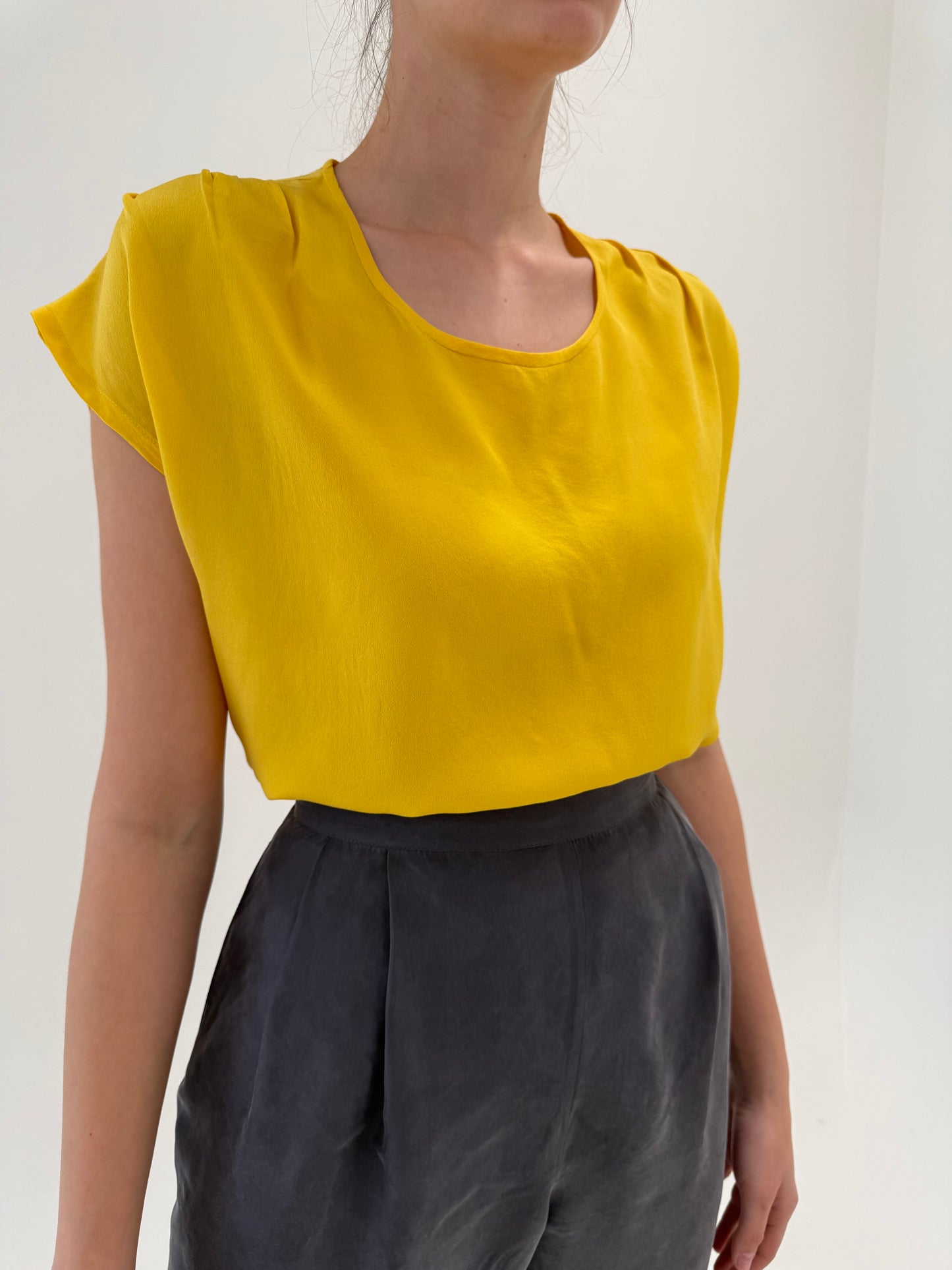 Top din mătase naturală in croi lejer lemon yellow