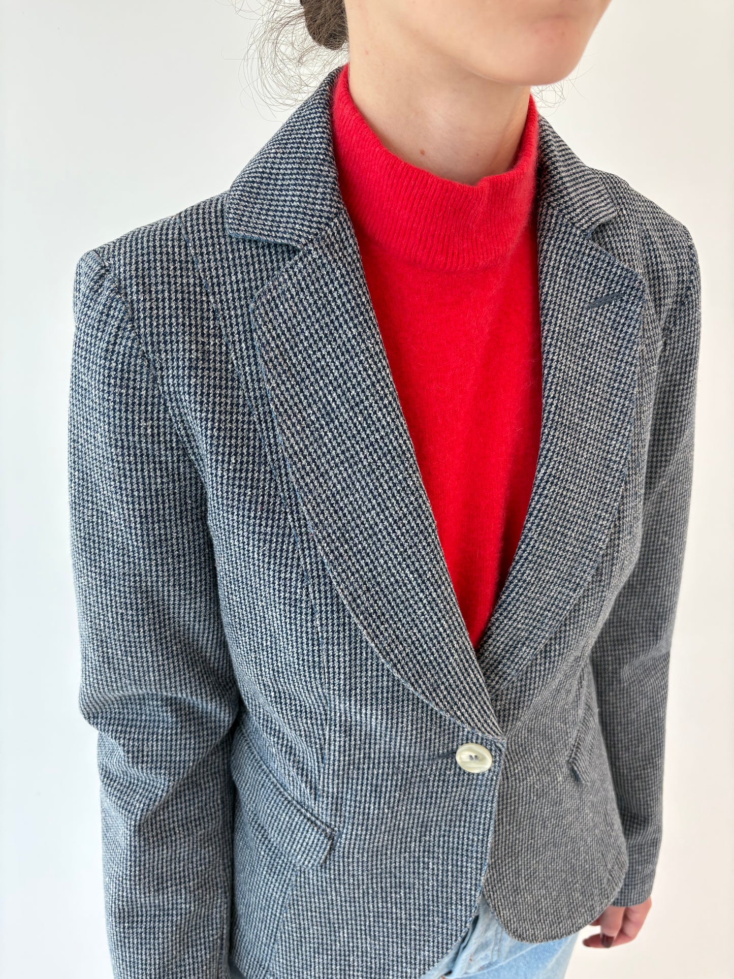 Sacou Armani cambrat din jeans gros pied du coq cu ținuta