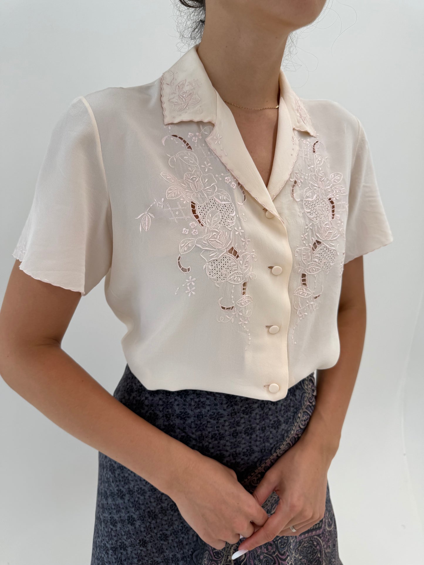 Cămașa vintage bijuterie din mătase matuala brodată manual light nude