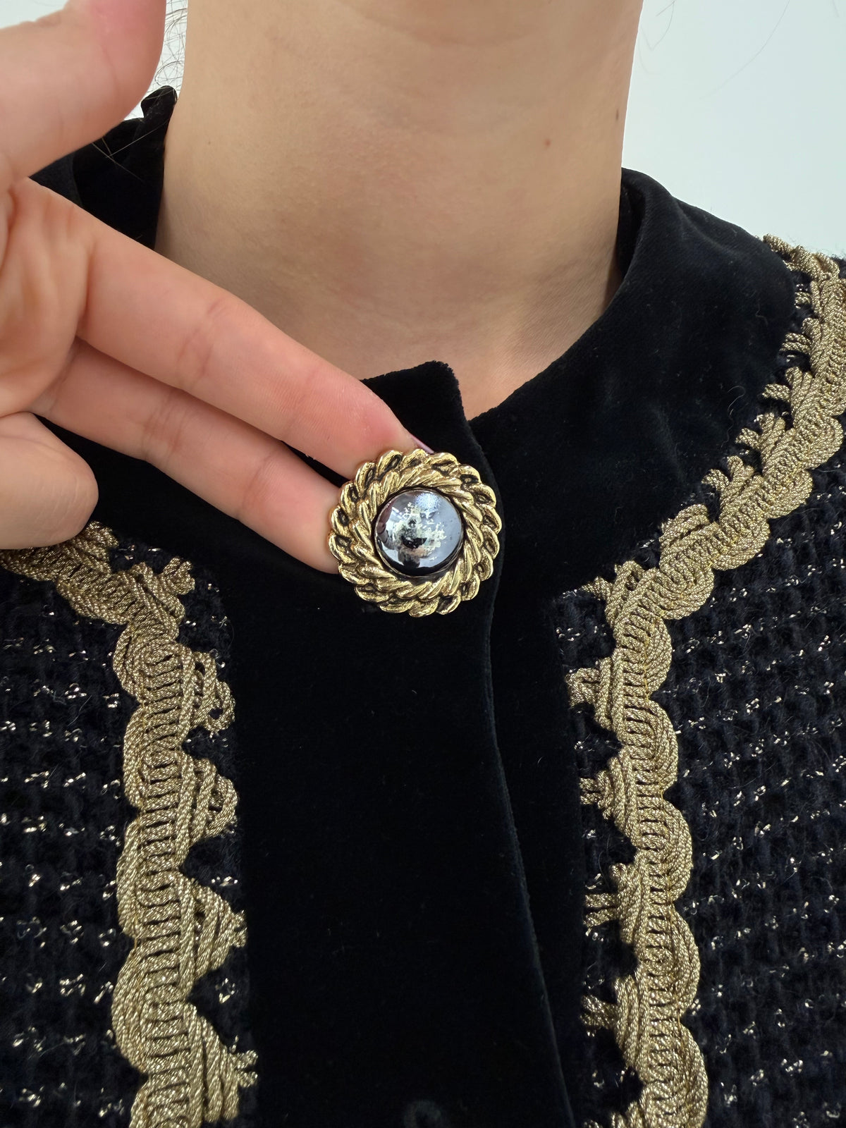 Sacou luxury în stil Chanel Laura Biagiotti din tweed cu nasturi bijuterie