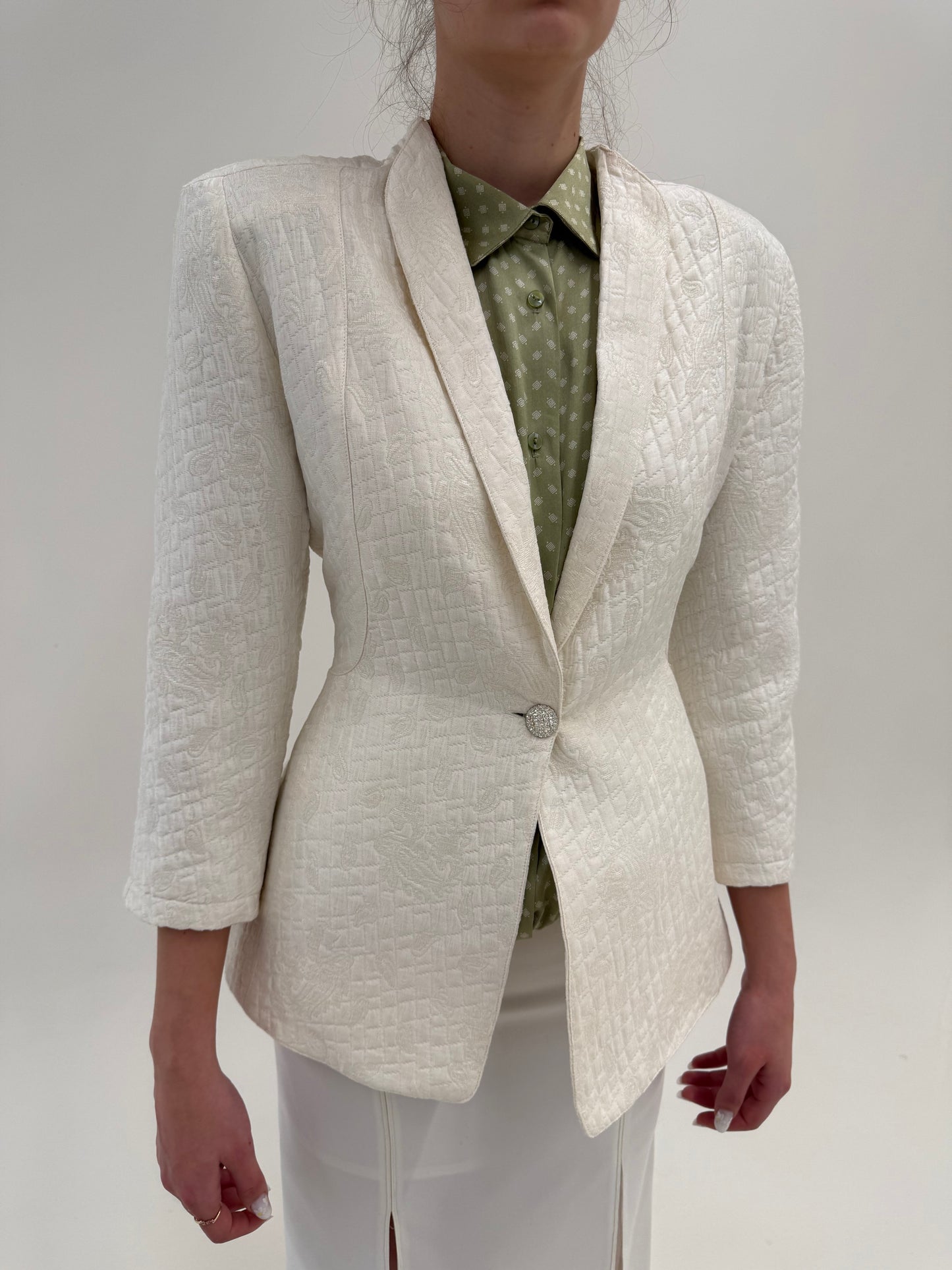 Sacou petite off white în croi în stil Mugler din brocart spectaculos uni