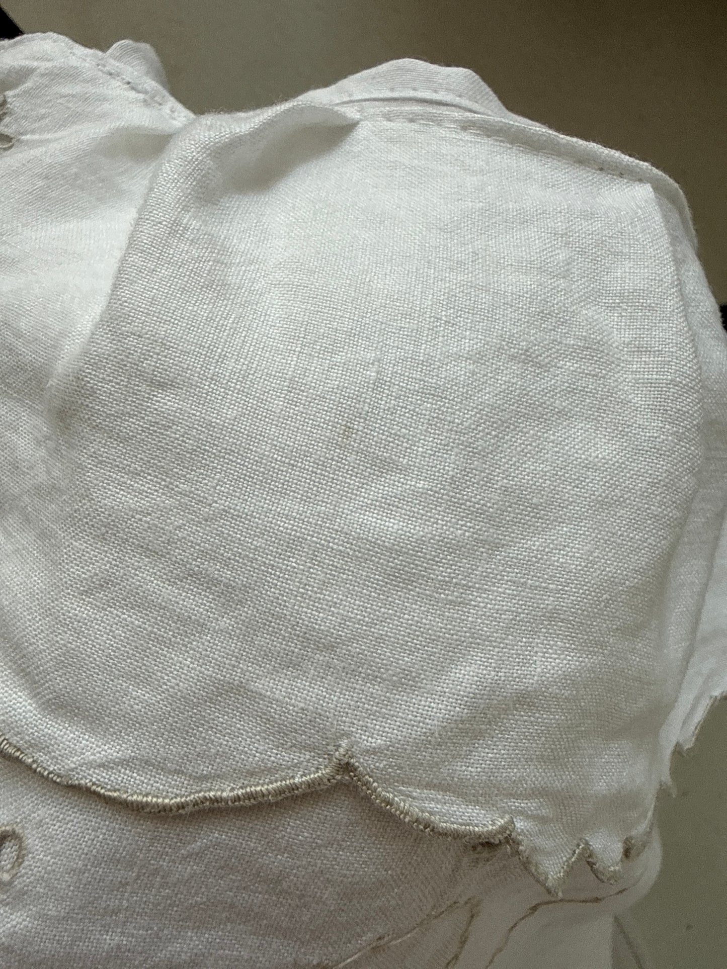 Top alb din pânză de in cu broderie manuală dark nude