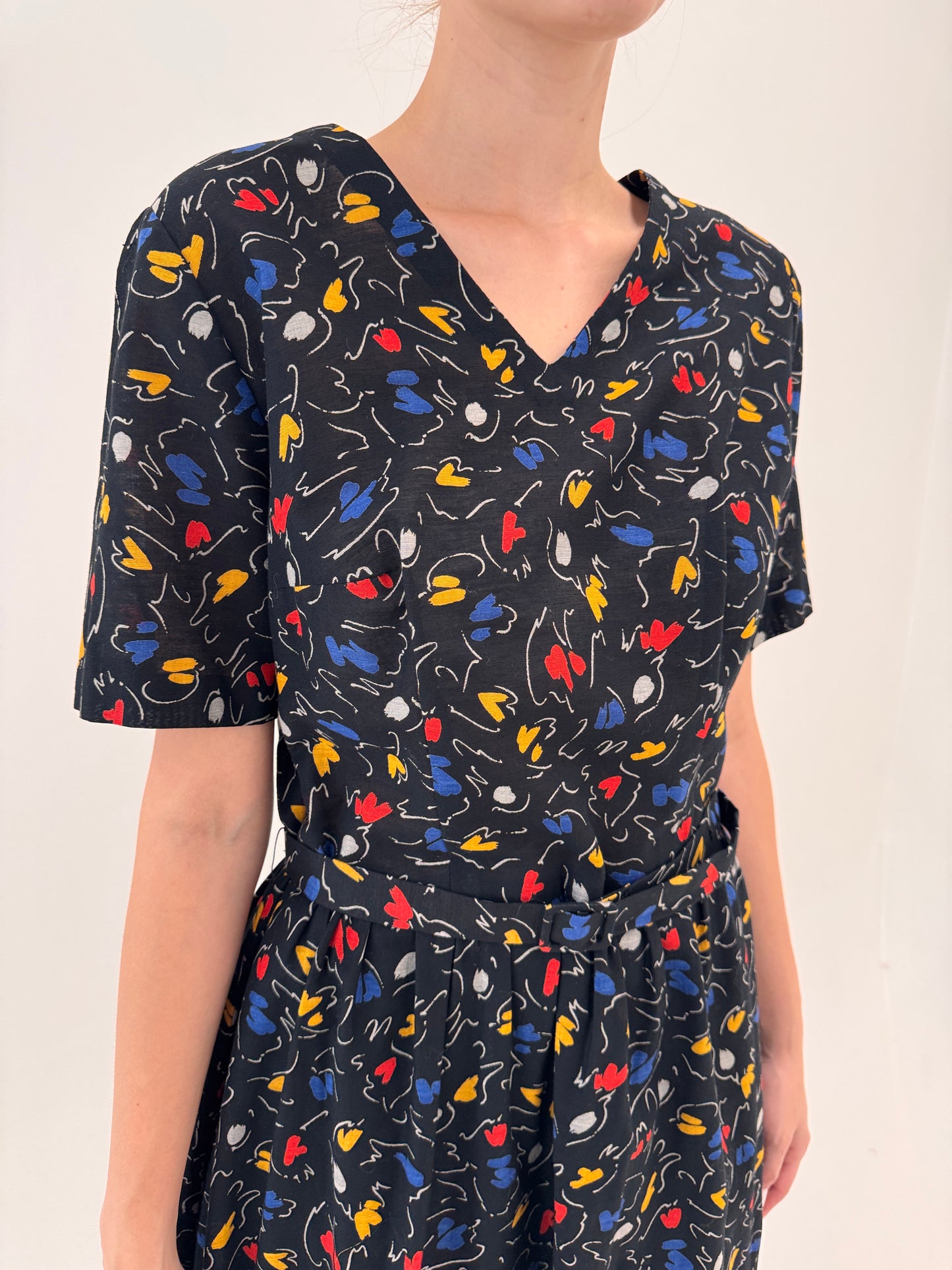 Rochie neagră din pânză de in cu talie reglabilă în croi de ani 50 cu print în culori tari