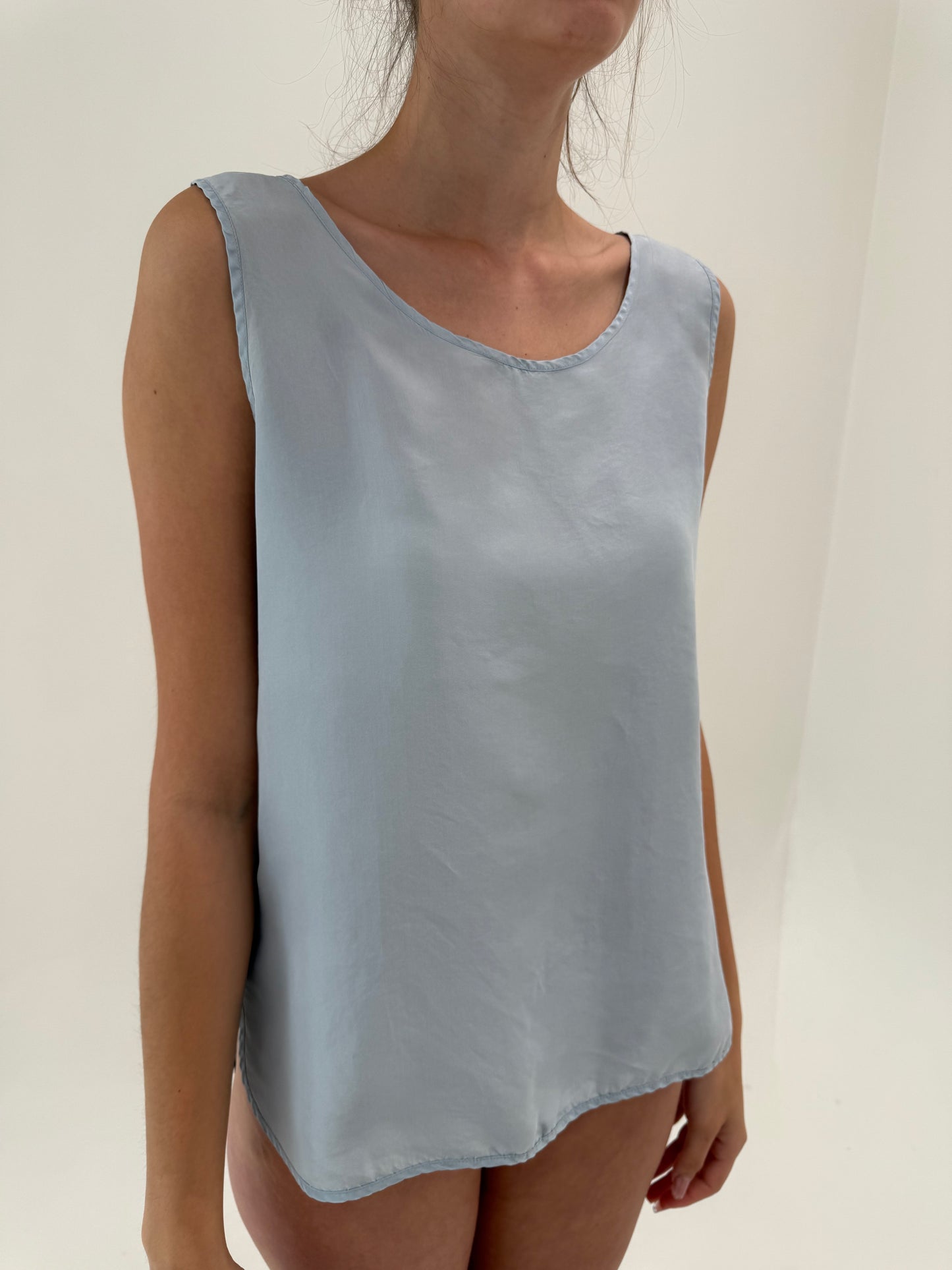 Top silver gray din mătase naturală în croi minimalist