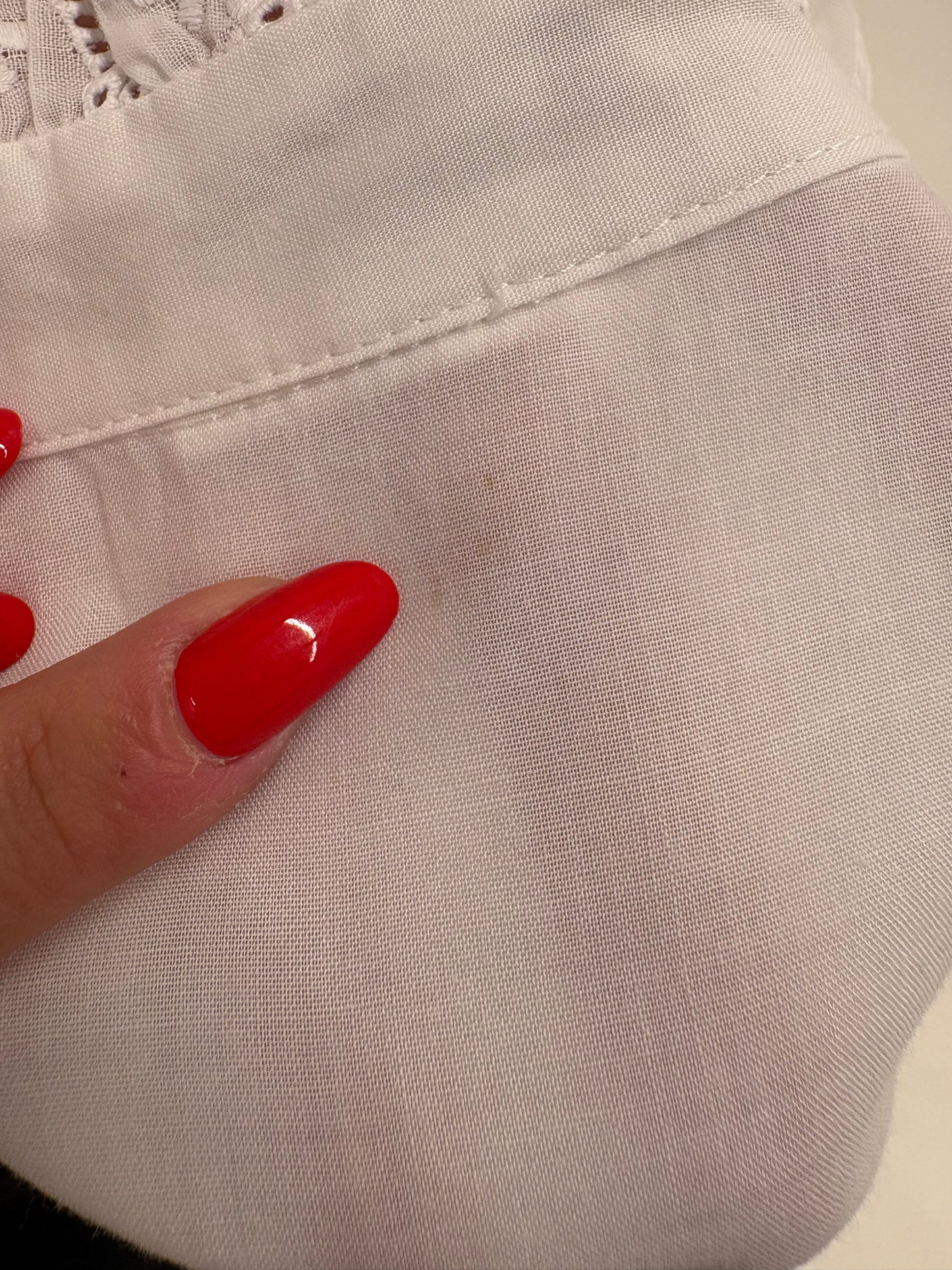 Cămașa vintage cu broderie fină și volan din cea mai fină panzica