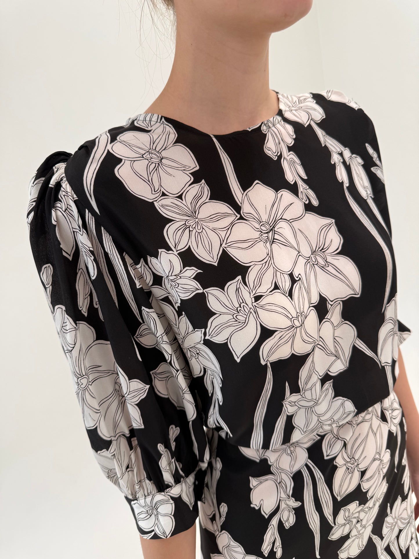 Rochie vintage din crep de mătase naturală cu print floral alb negru și talie elastică