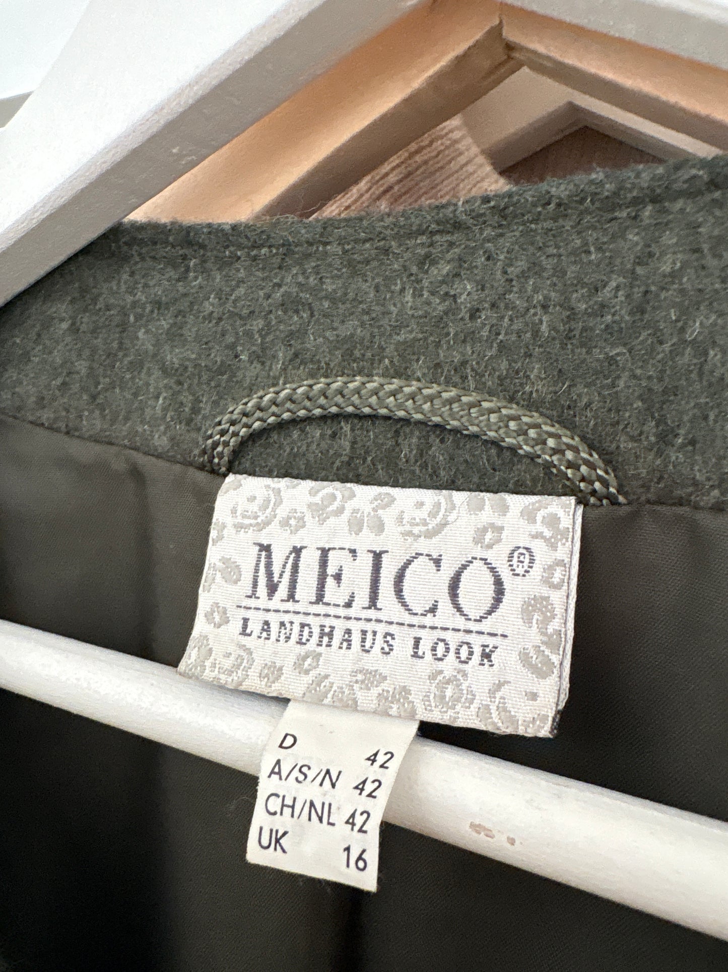 Sacou vintage din boucle gros de lana în croi foarte actual ușor boxy