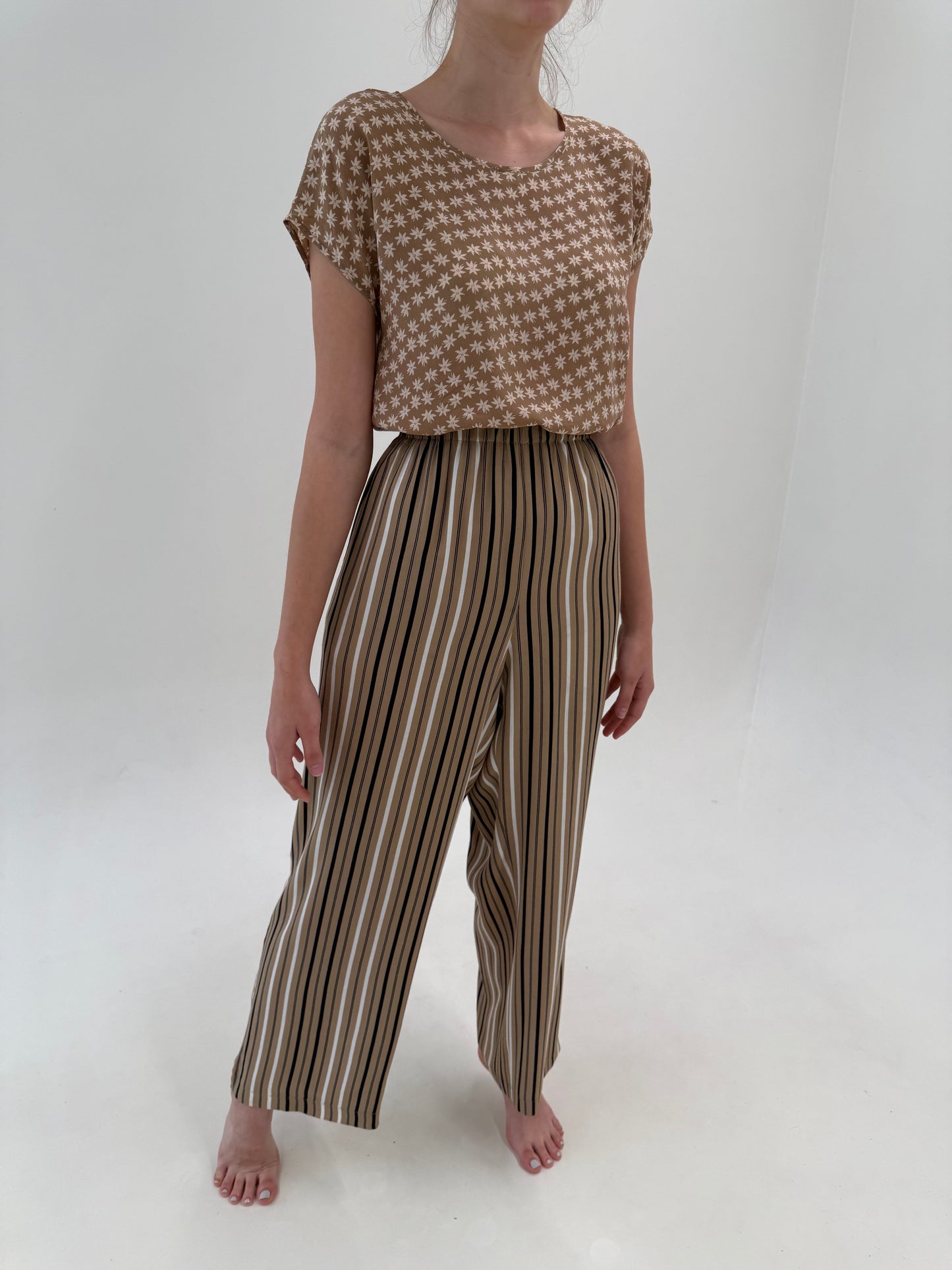Pantaloni tall spre palazzo în dungi fine dark camel cu talie elastică