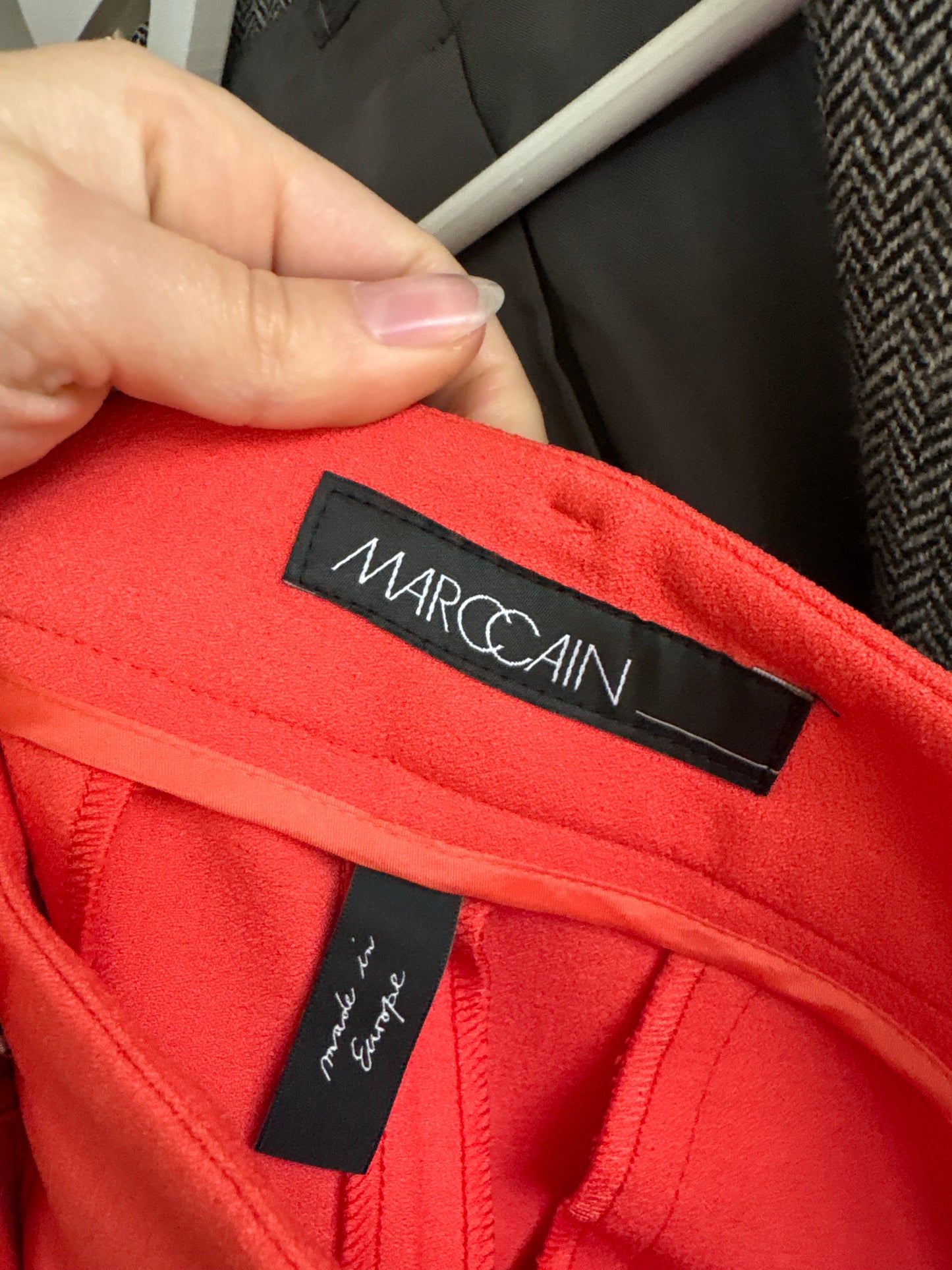 Pantaloni noi Marc Cain cu talie ultra înaltă și pense