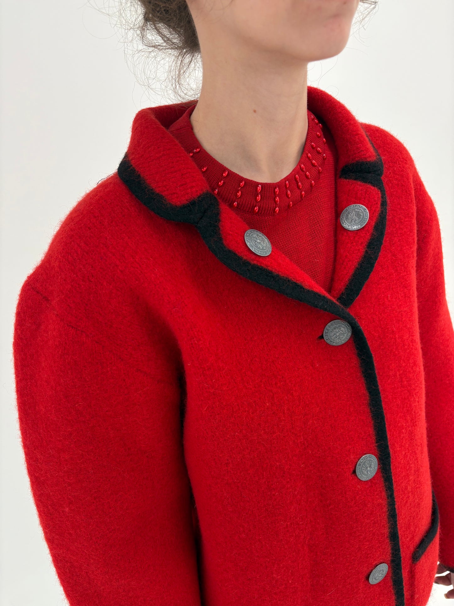 Jacheta groasă din boiled wool cherry red în croi minimalist